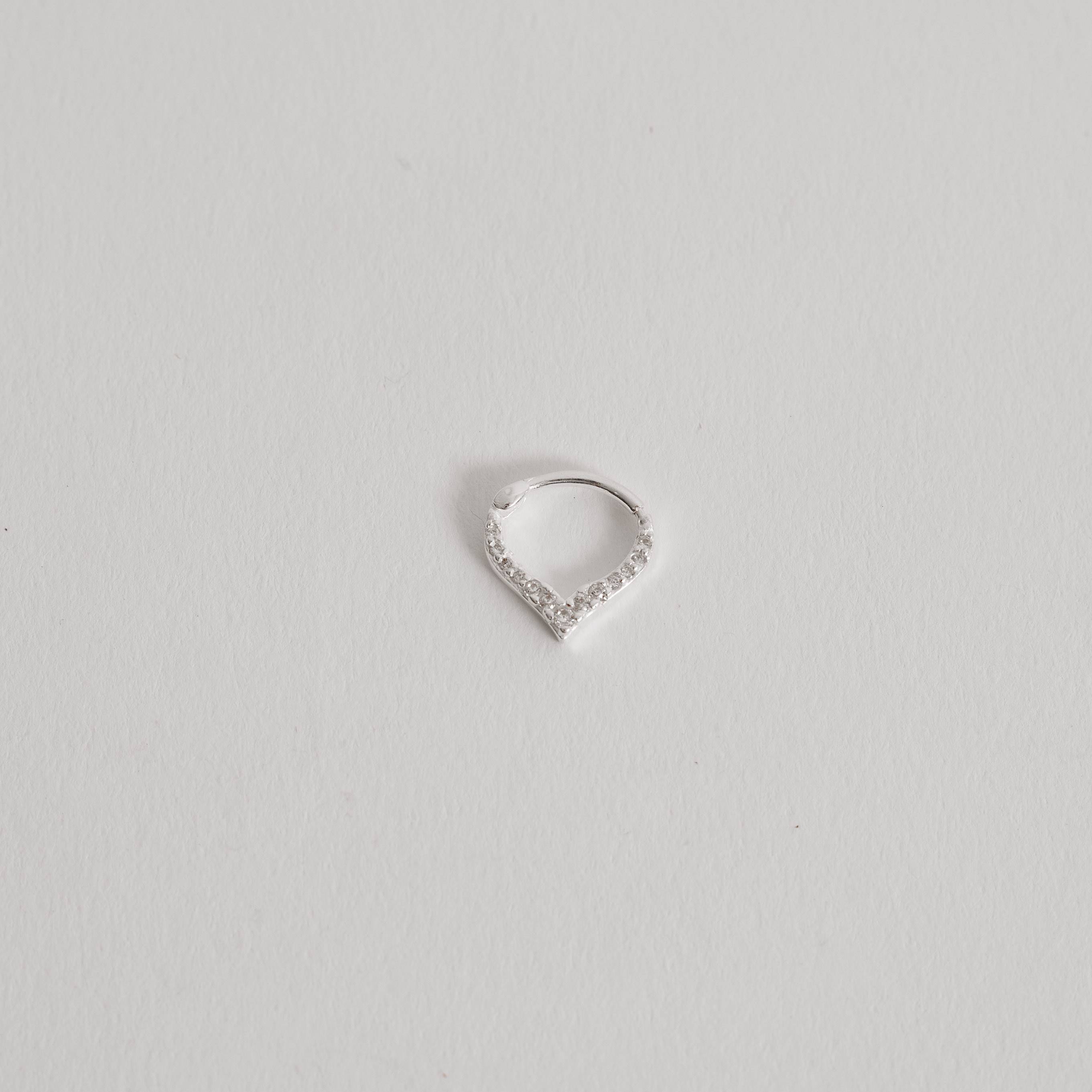 Piercing argola trava v cravejado 10mm orelha direita