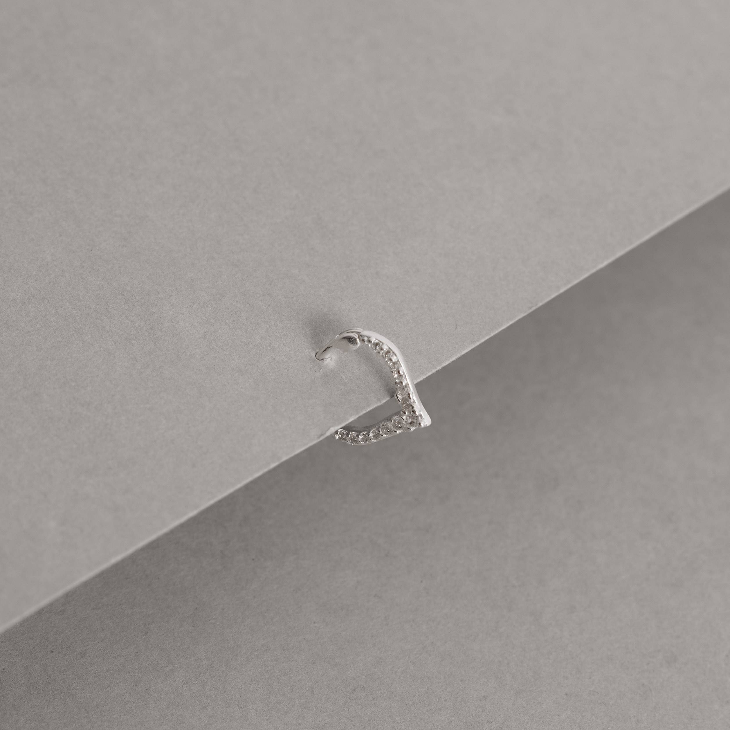 Piercing argola trava v cravejado 10mm orelha esquerda