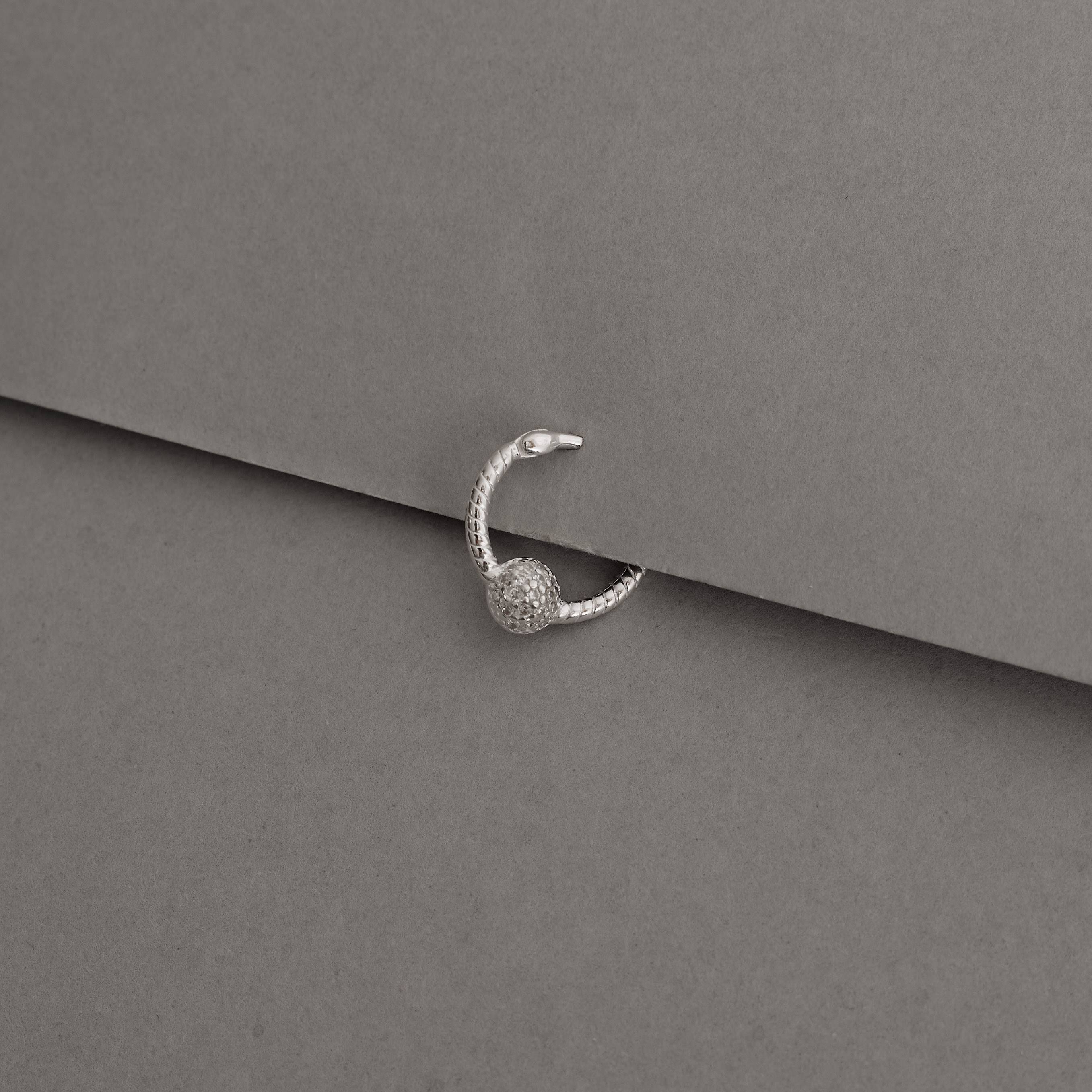 Piercing argola torcida trava com bola cravejada 13mm orelha direita