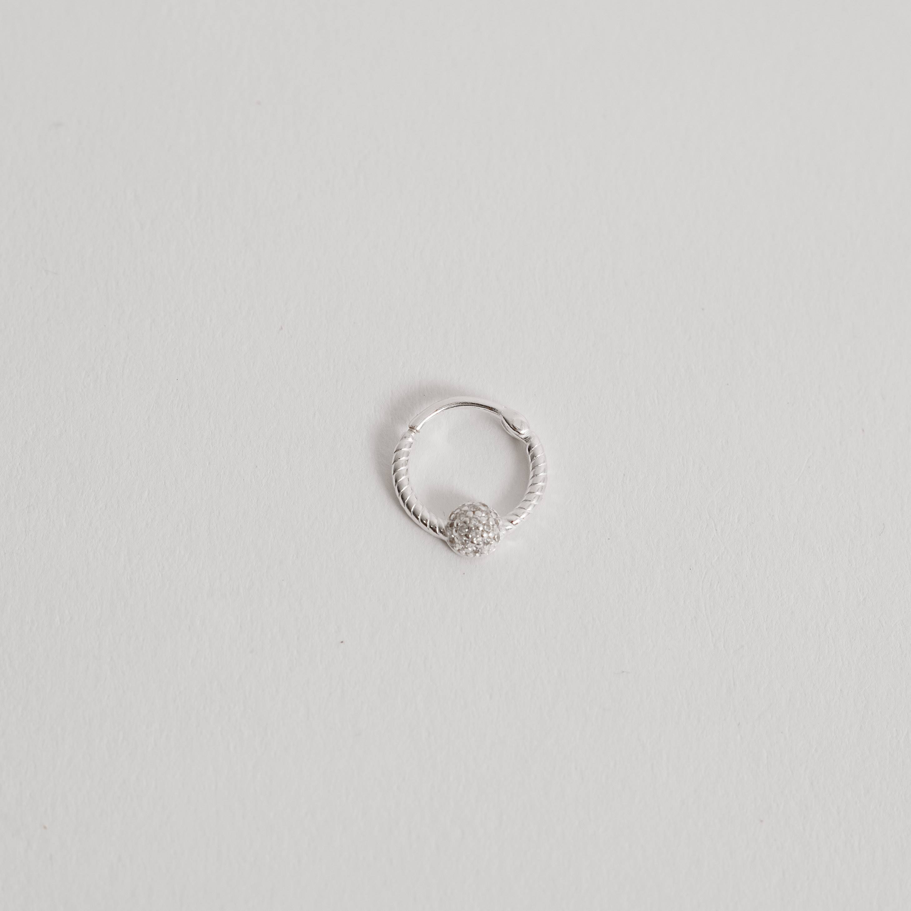 Piercing argola torcida trava com bola cravejada 13mm orelha esquerda