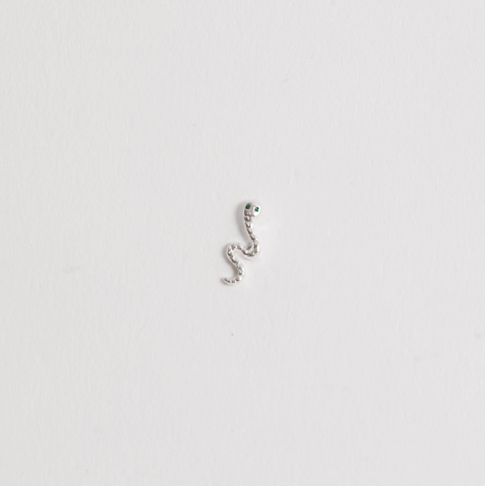 Piercing haste cobra desenhada com zircônia verde 12mm orelha direita