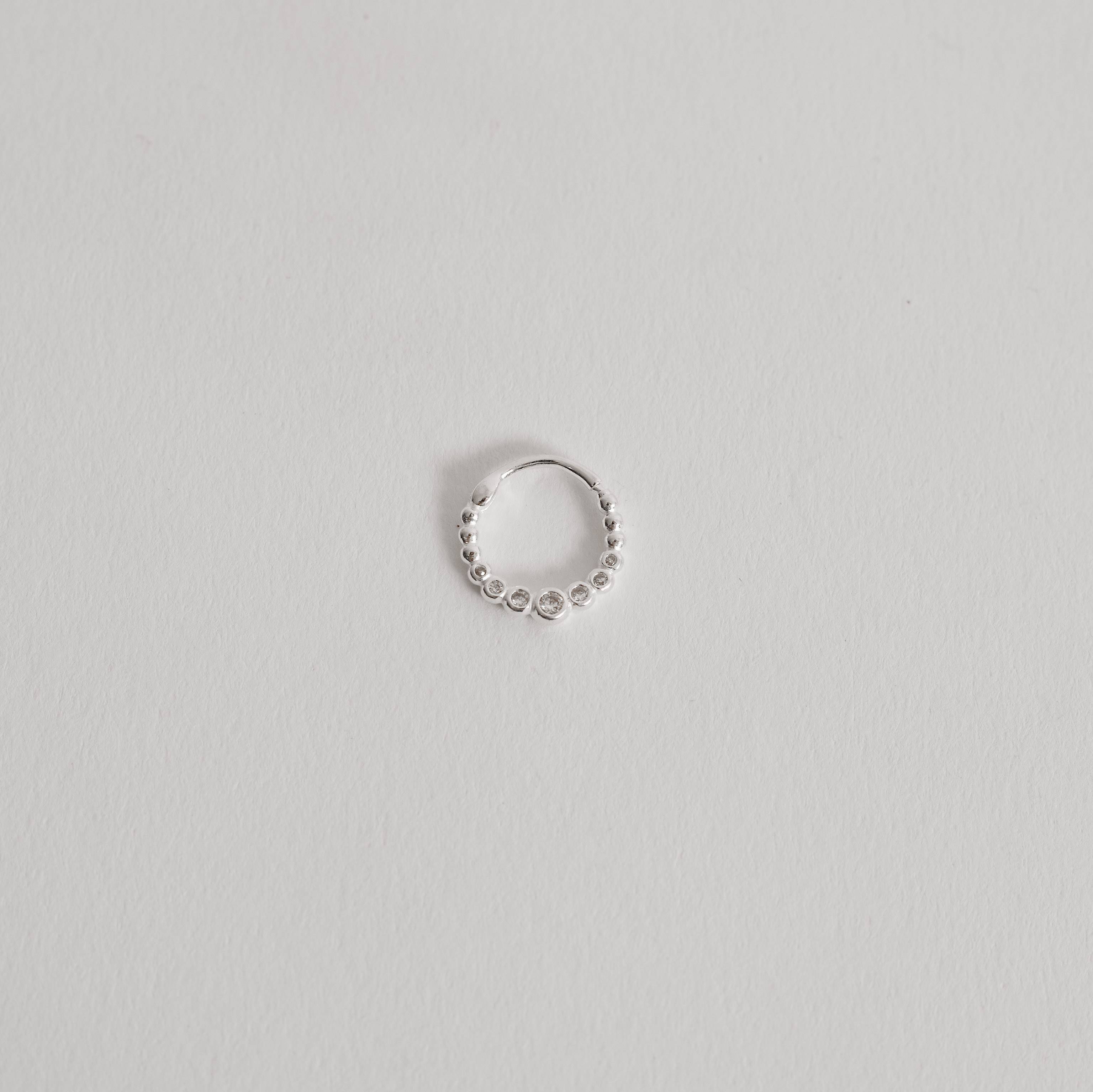 Piercing argola 12mm trava cravejada orelha direita