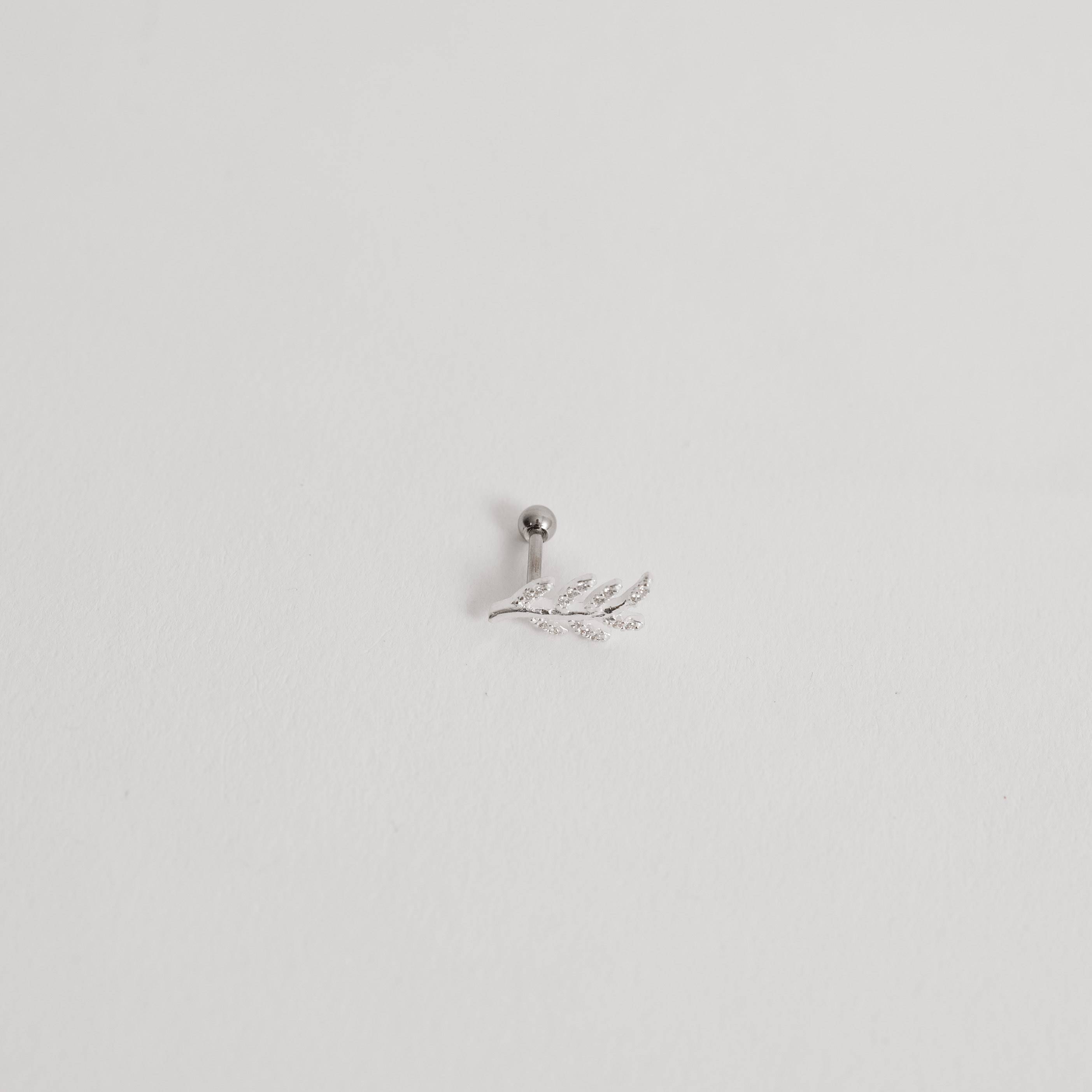 Piercing haste hera cravejada 13mm orelha esquerda