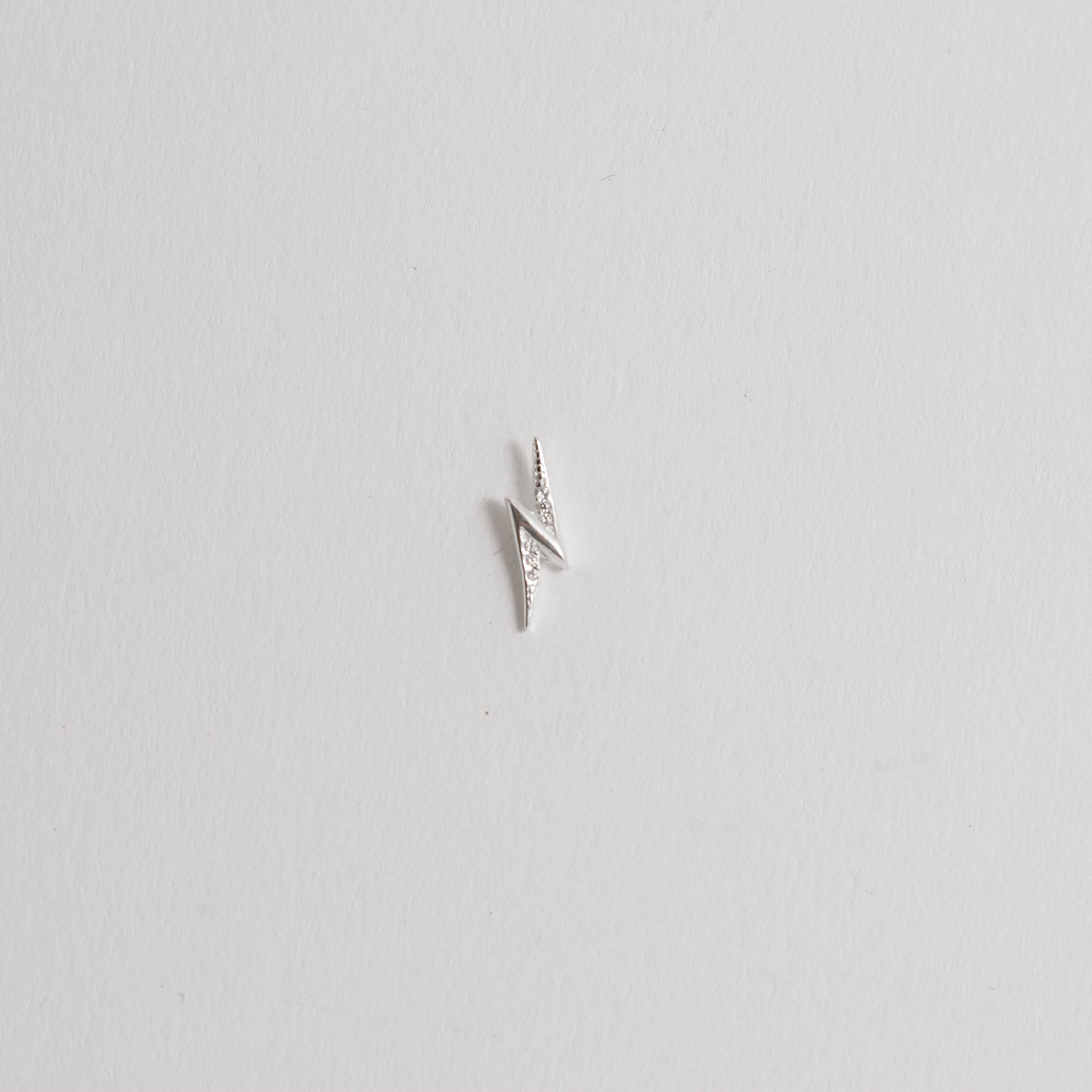 Piercing haste raio com zircônias 17mm orelha direita