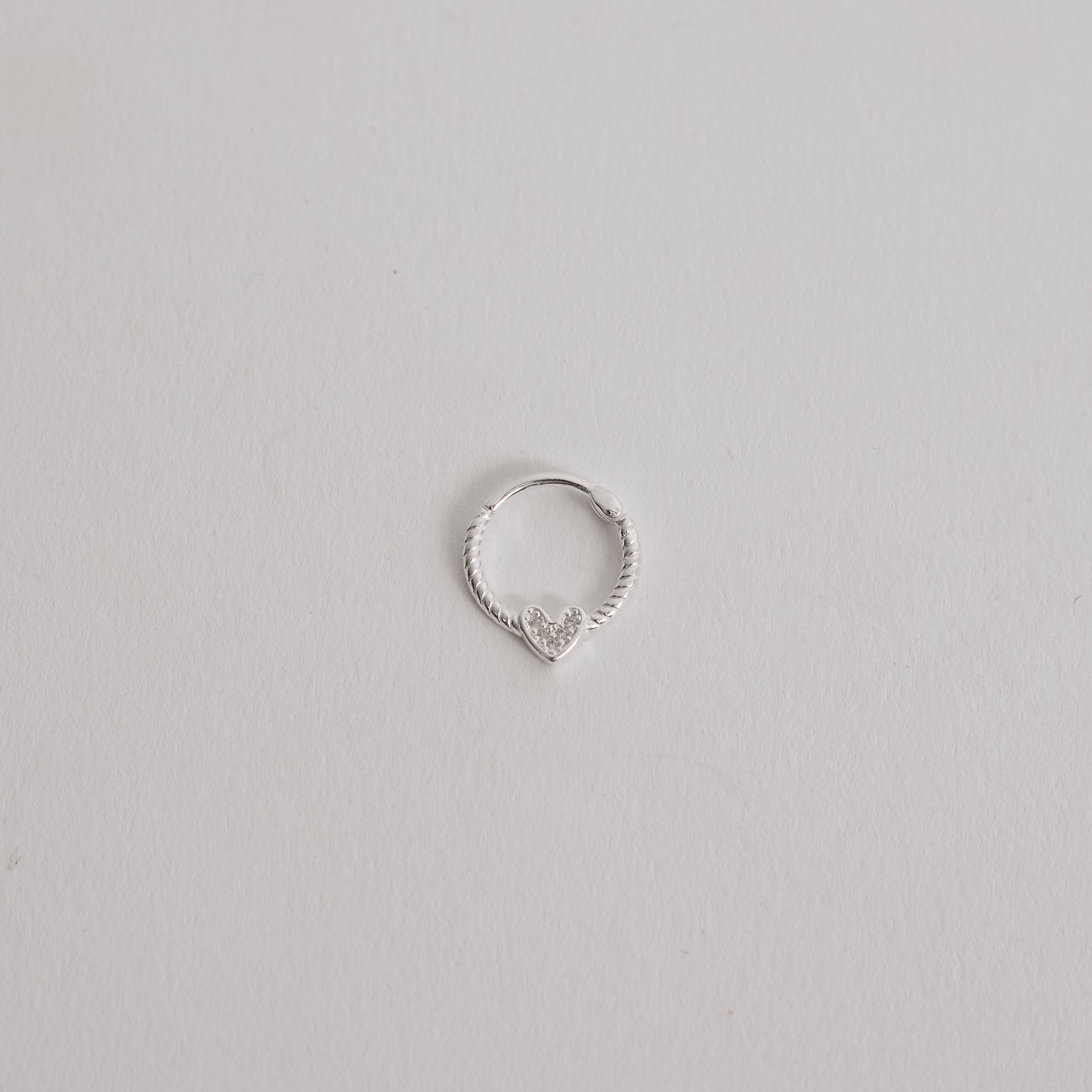 Piercing argola torcida trava com coração cravejado 13mm orelha esquerda