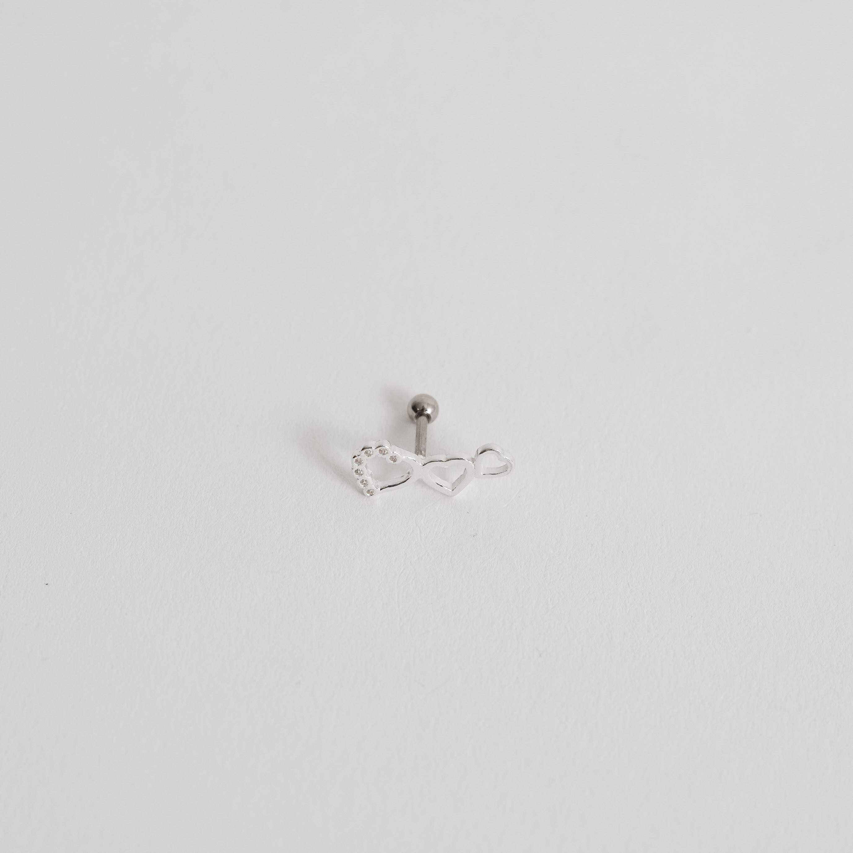 Piercing haste 3 corações vazados detalhe cravejado esquerdo
