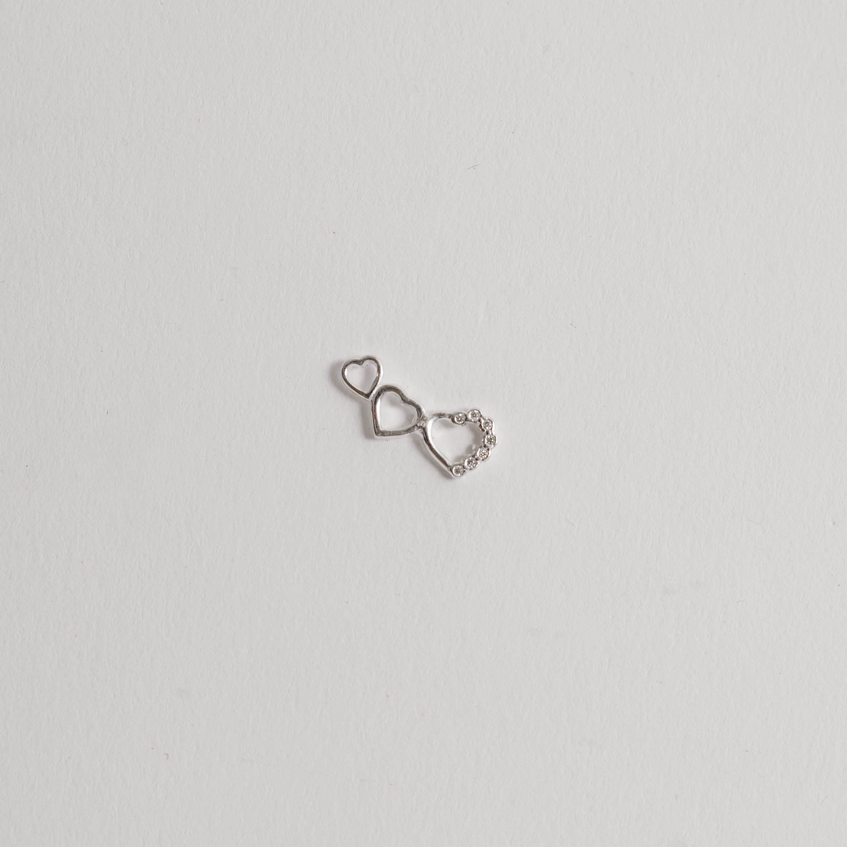 Piercing haste 3 corações vazados detalhe cravejado direito