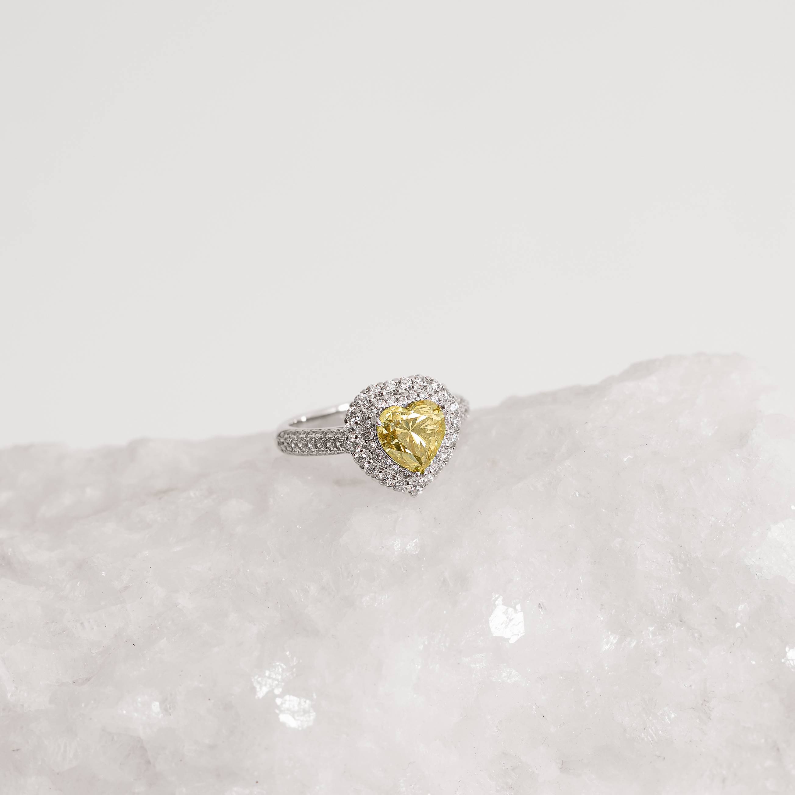 Anel moissanite coração Yellow Fancy 7mm com cravejado ródio
