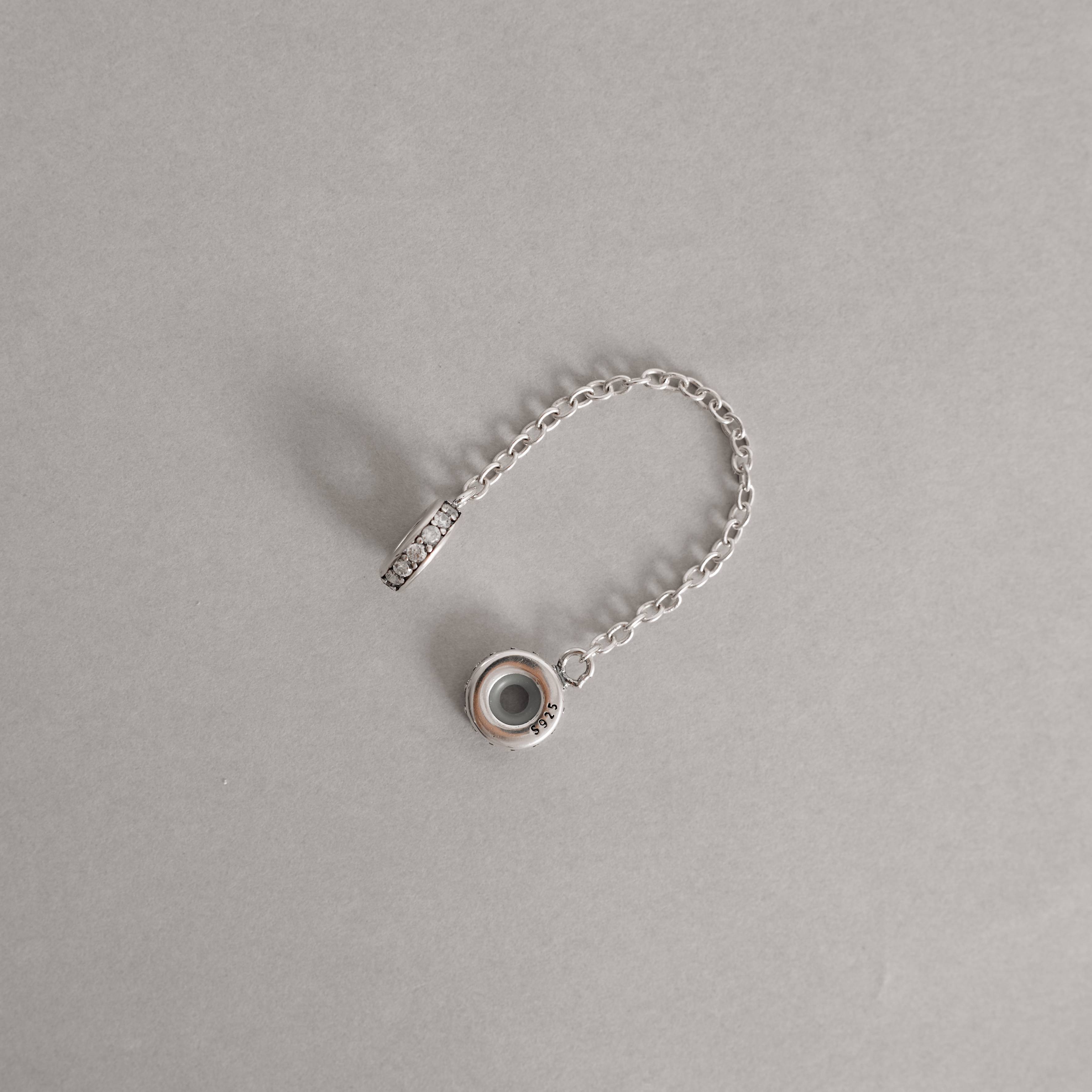 Berloque trava cravejada silicone ródio