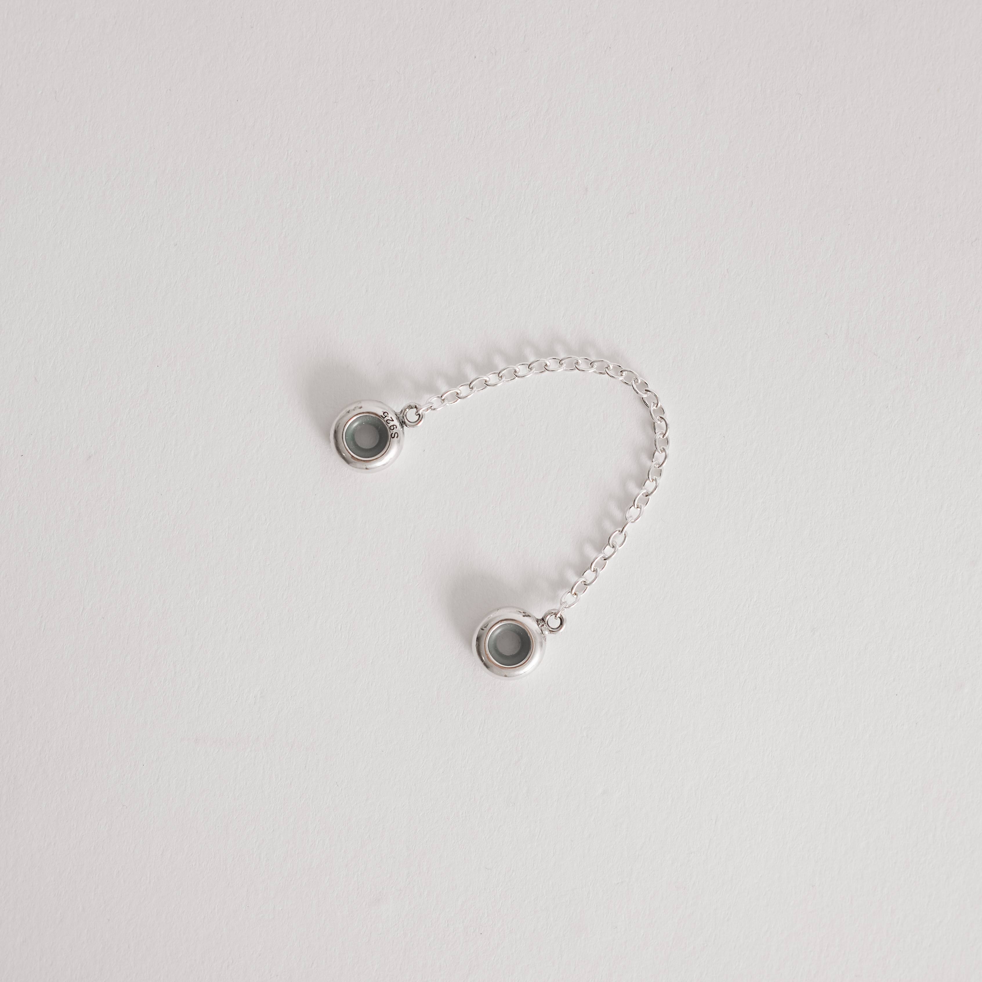 Berloque trava silicone ródio