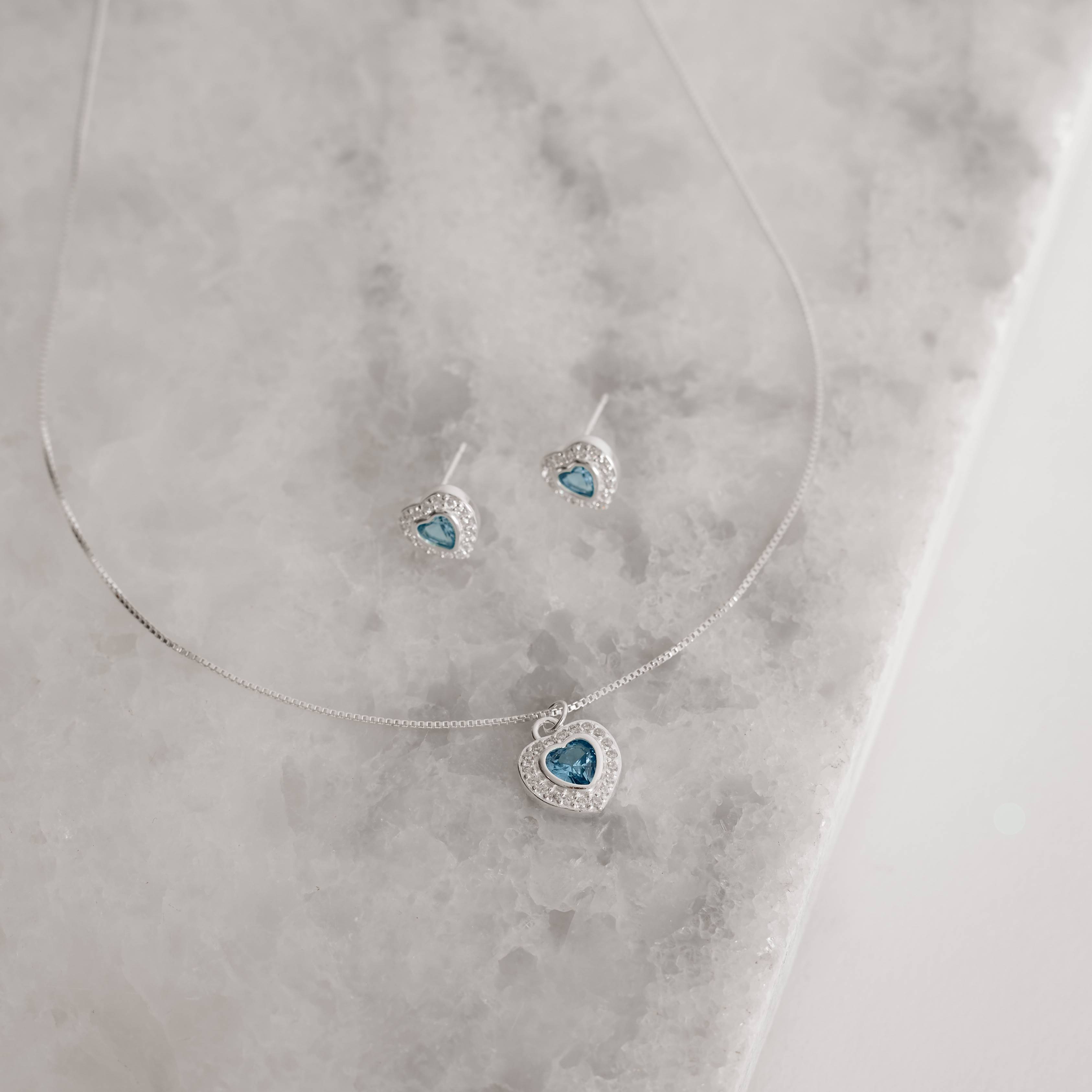 Conjunto brinco e colar zircônia coração embutida azul com cravejado 10mm 45cm