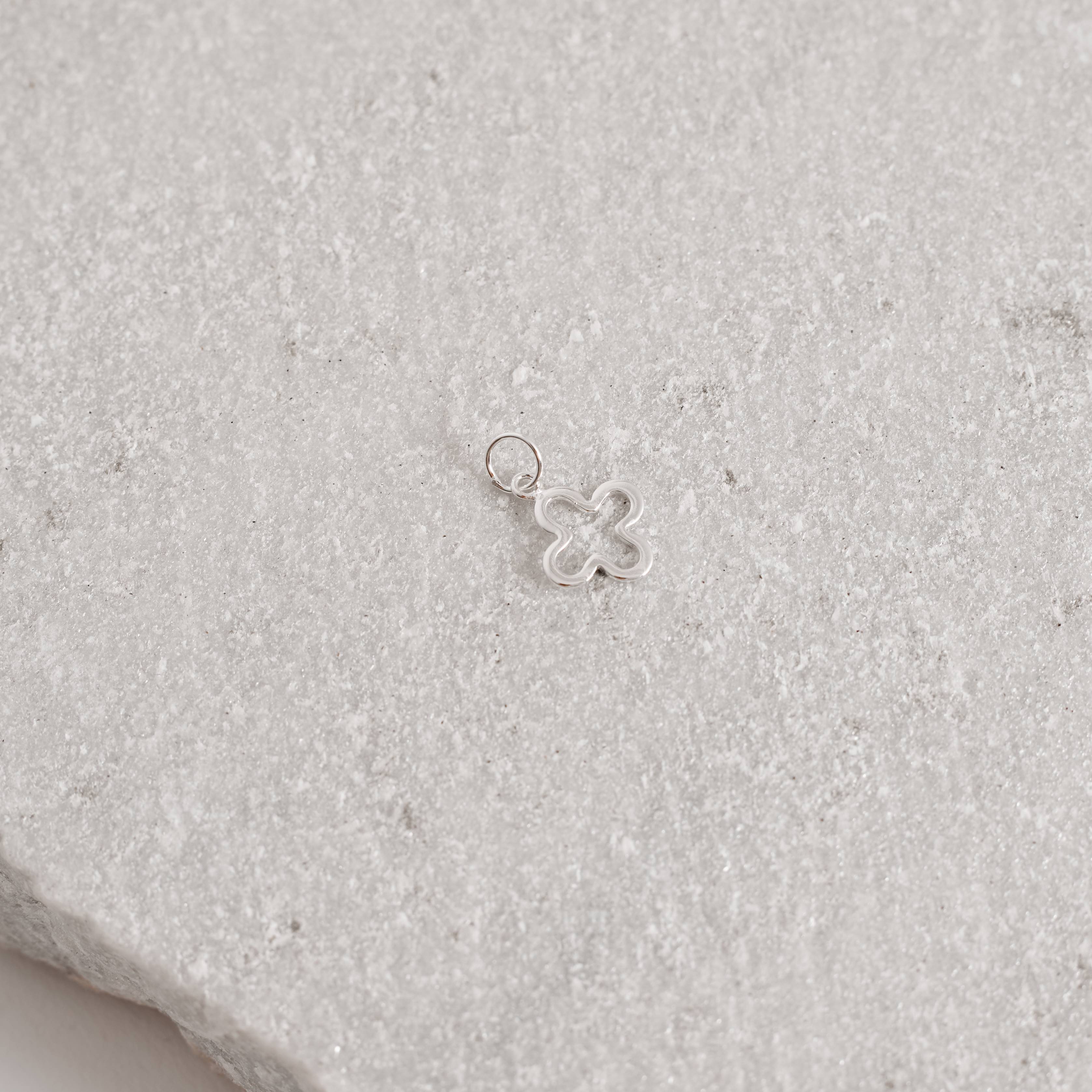 Pingente trevo vazado 11mm