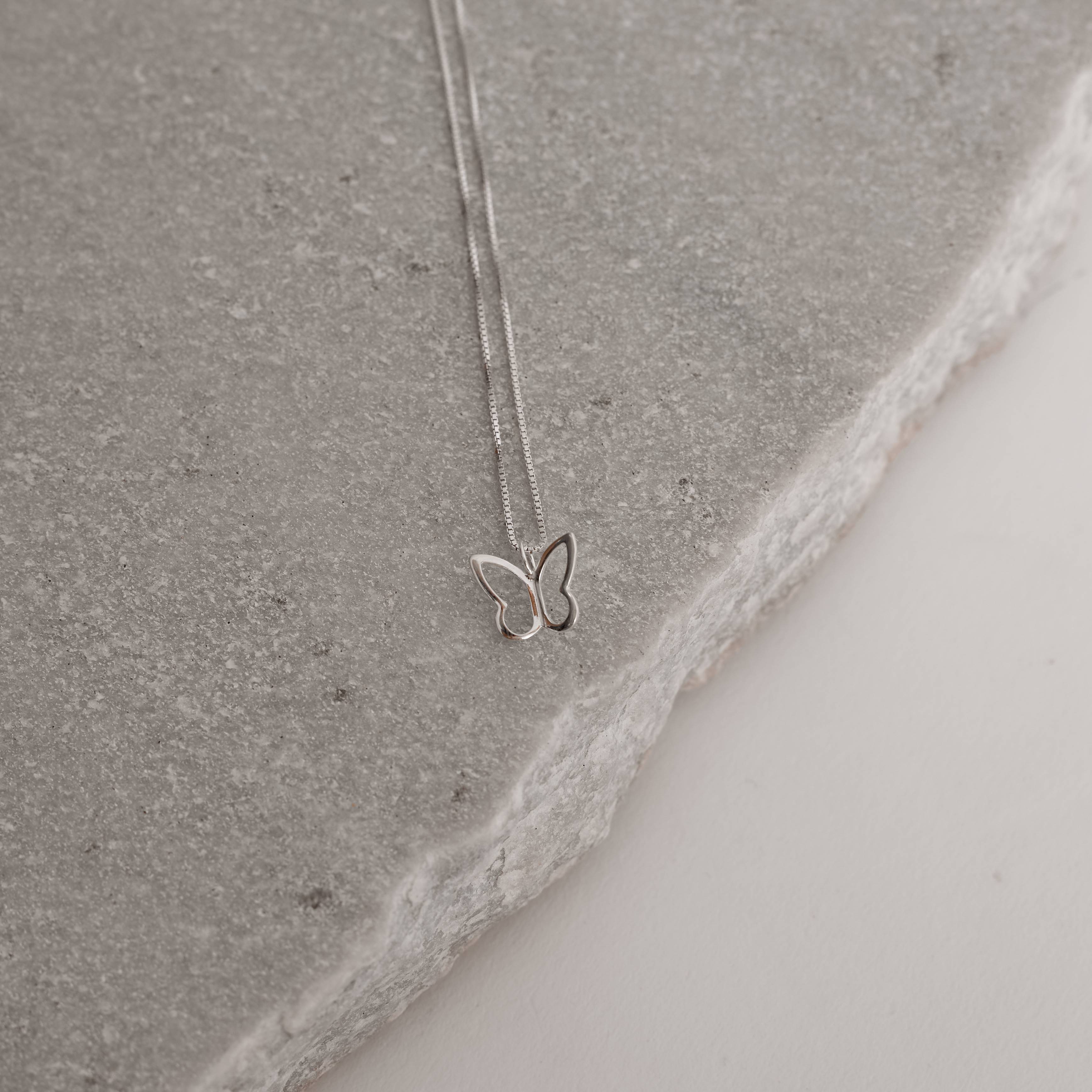 Imagem Colar pingente borboleta vazada 10mm 45cm