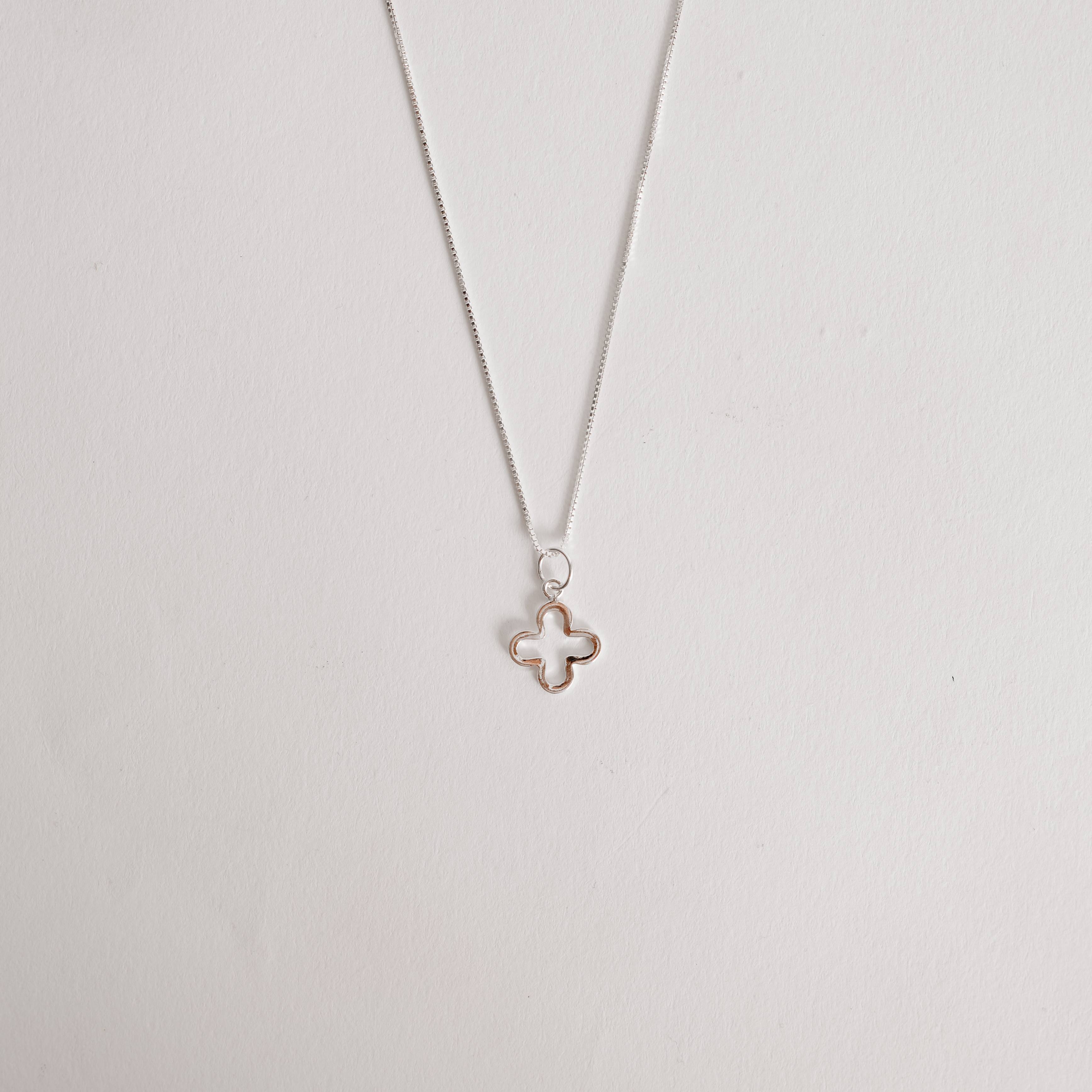 Imagem Secundária Colar pingente trevo vazado 11mm 45cm