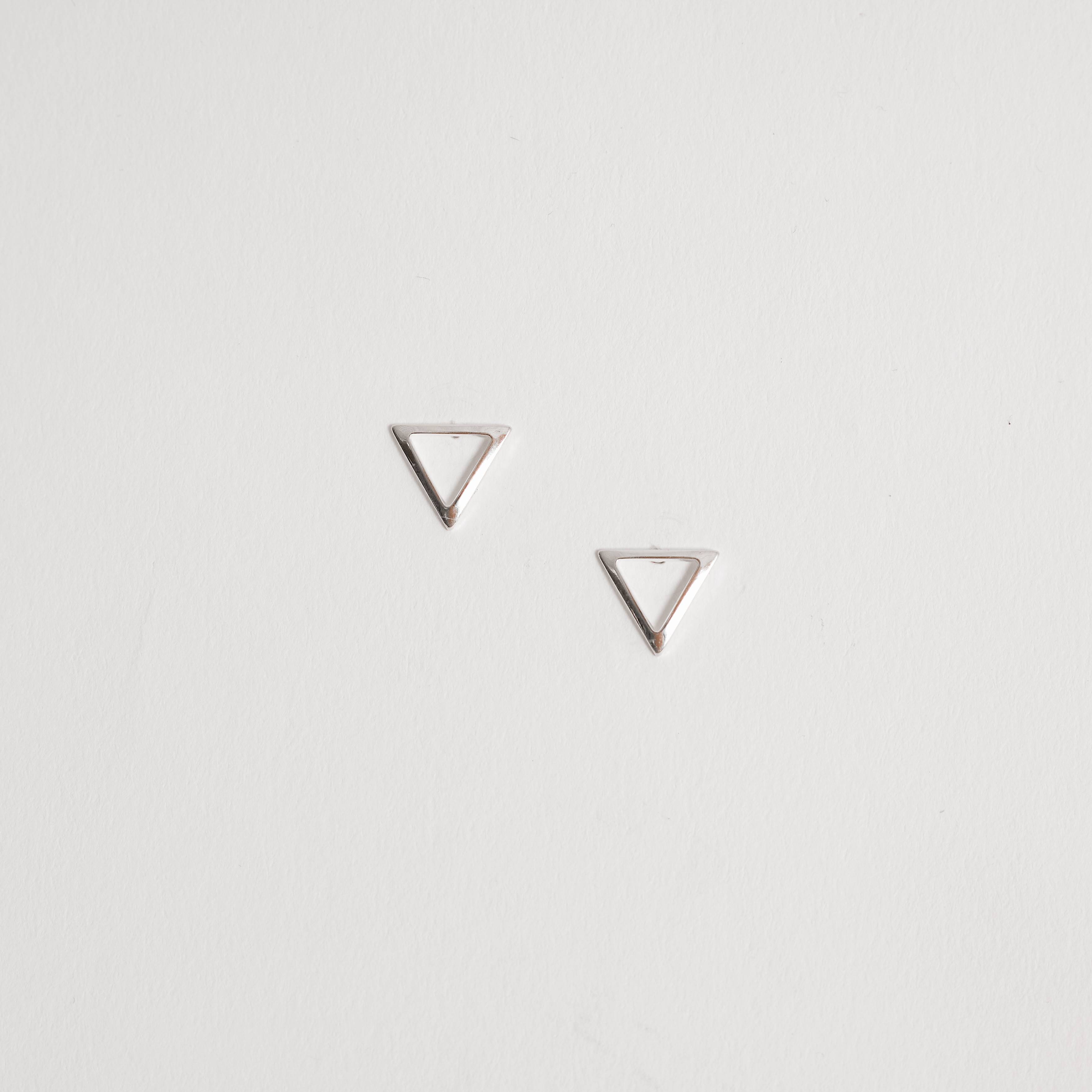 Imagem Brinco triângulo invertido vazado 10mm