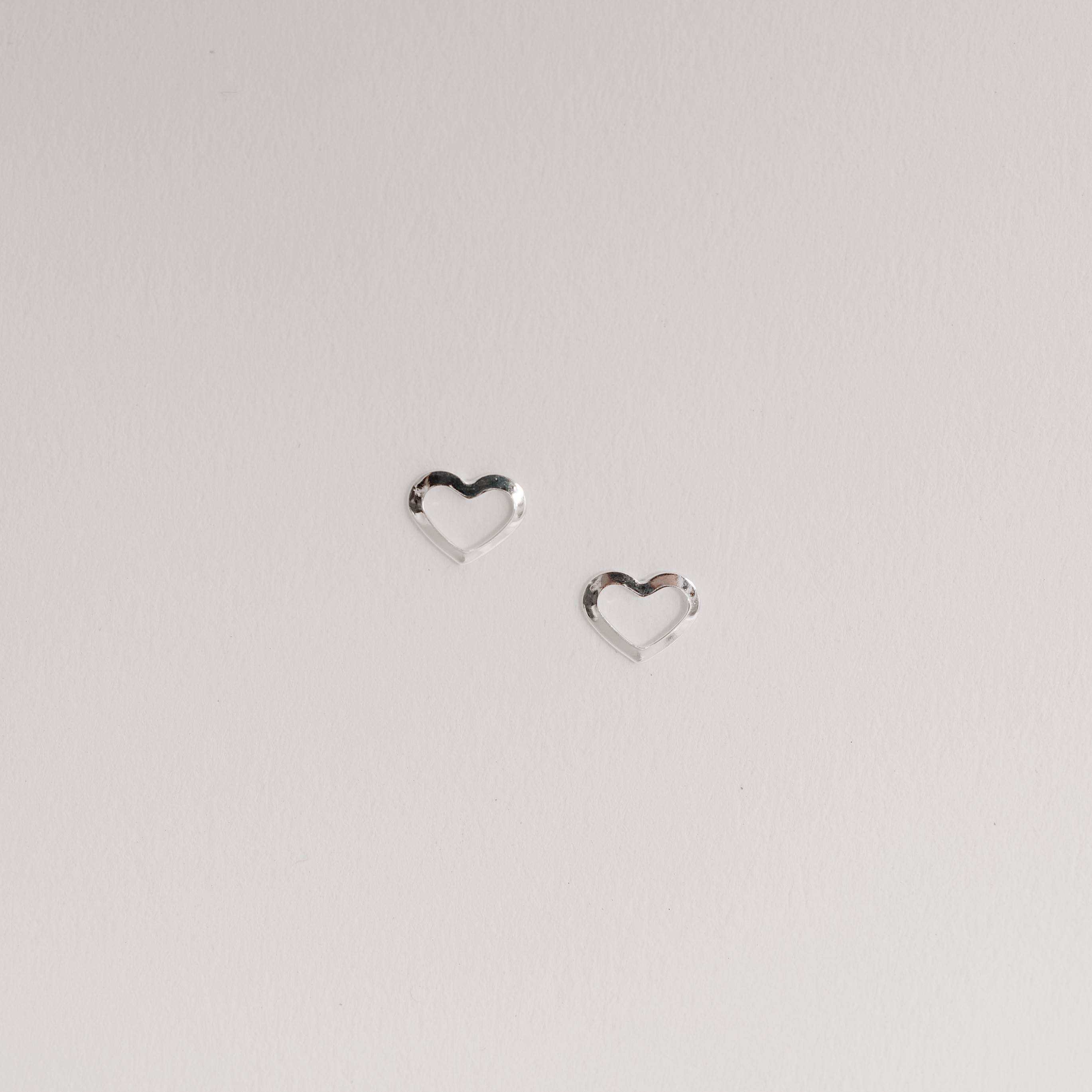 Imagem Secundária Brinco coração liso vazado 8mm