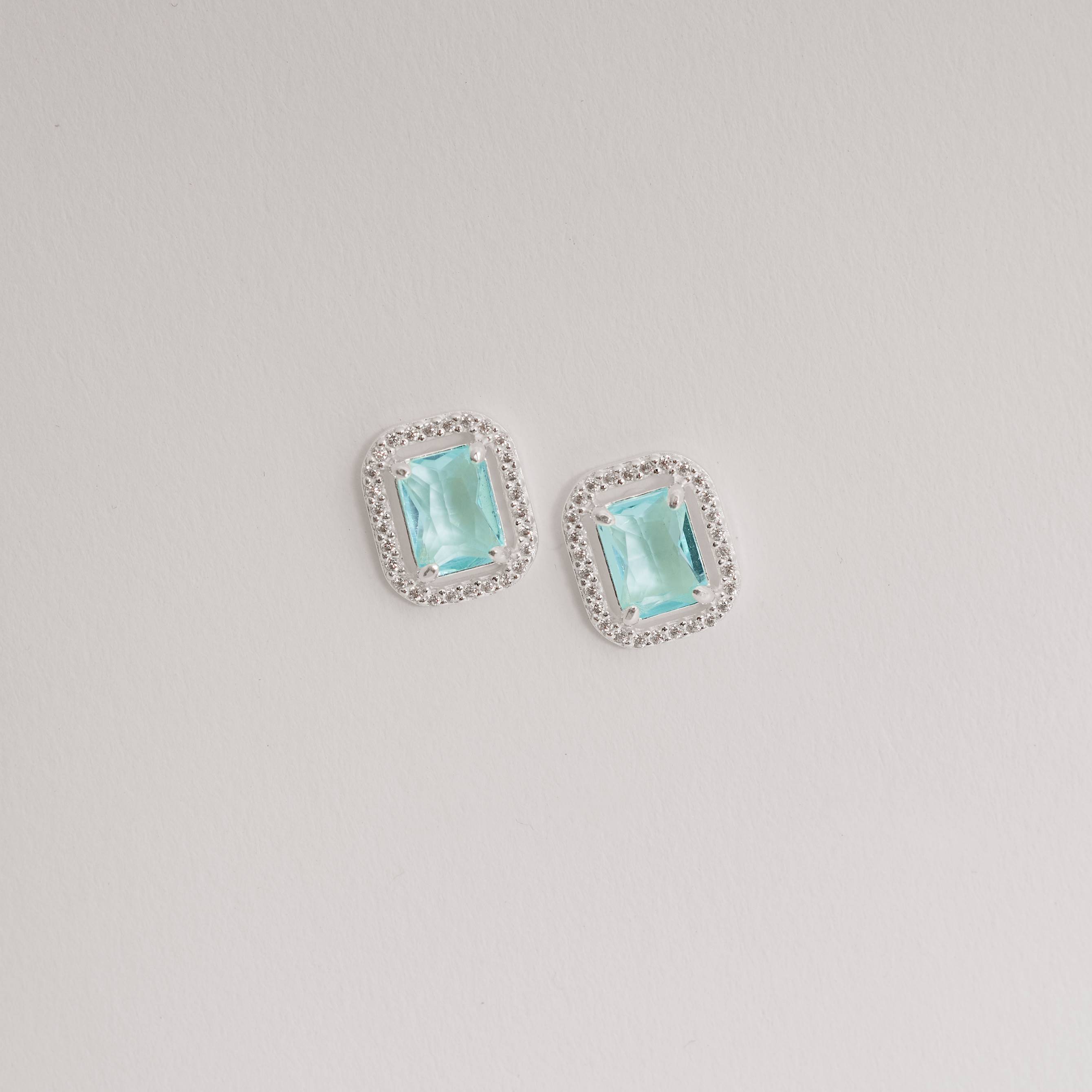 Imagem Brinco zircônia retangular azul claro com cravejado 13mm