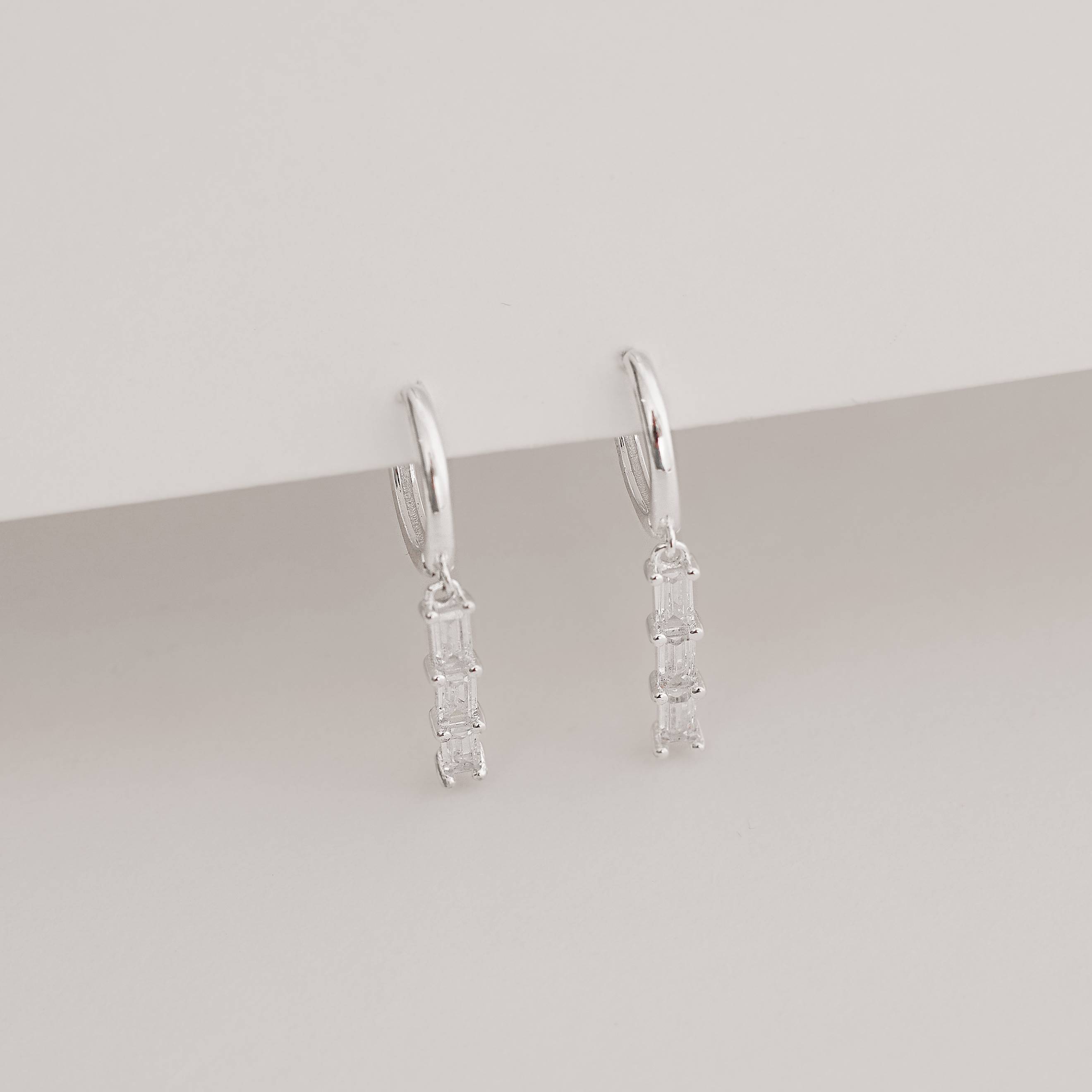 Imagem Argola click 12mm pingente zircônias retangulares