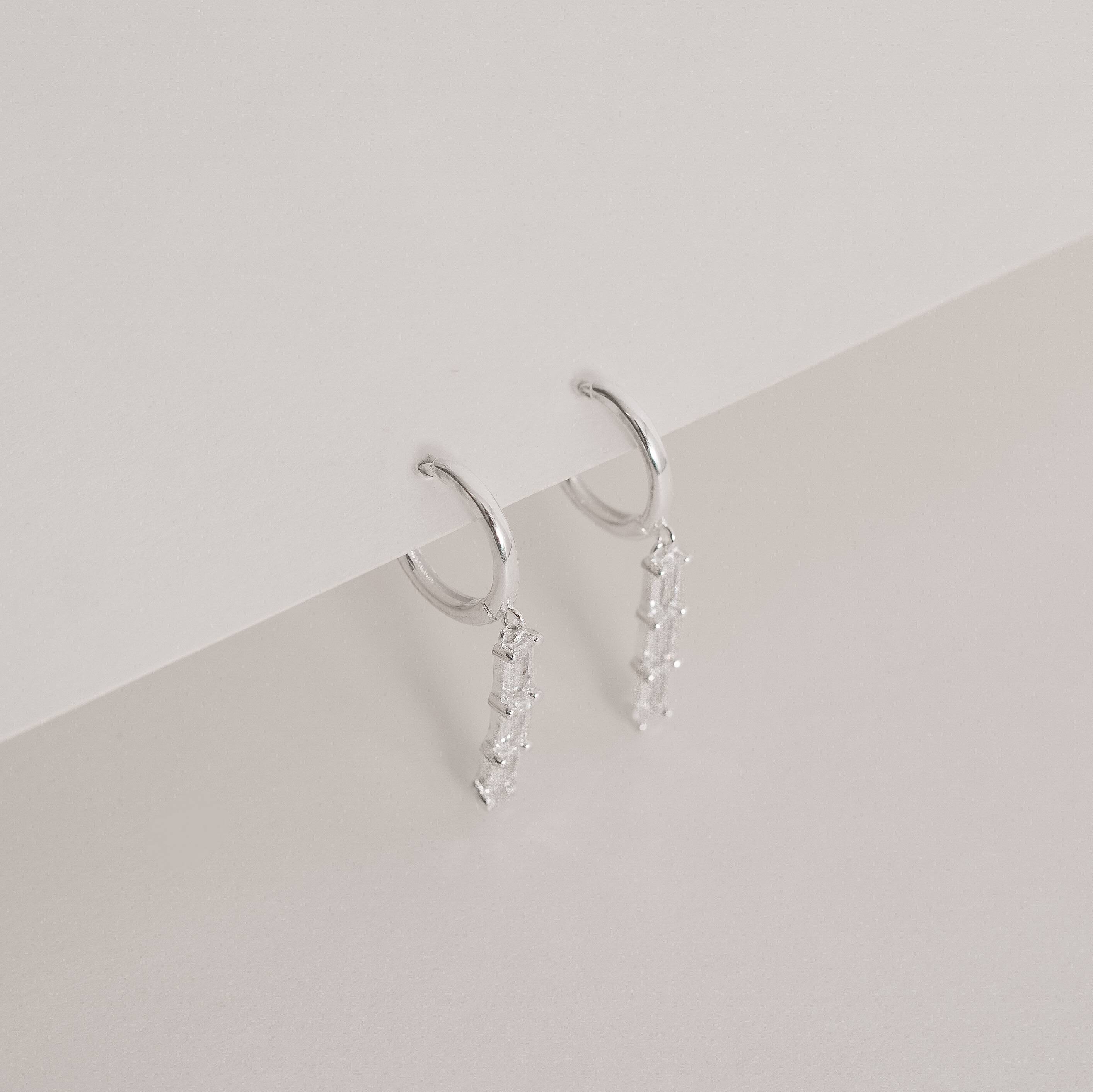 Imagem Secundária Argola click 12mm pingente zircônias retangulares