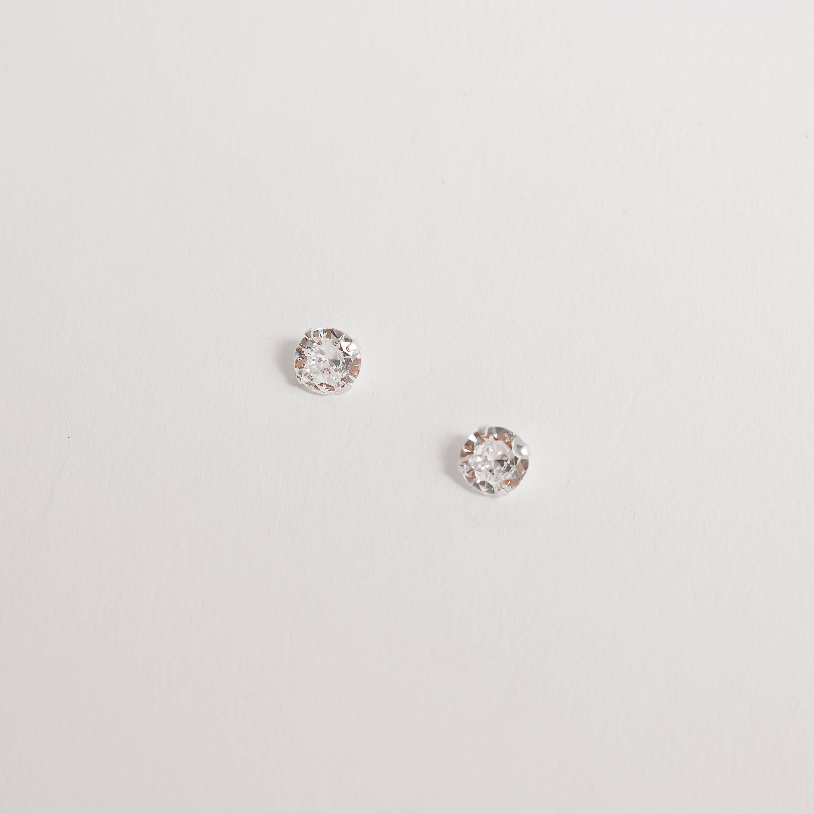 Brinco zircônia redonda cristal 7mm