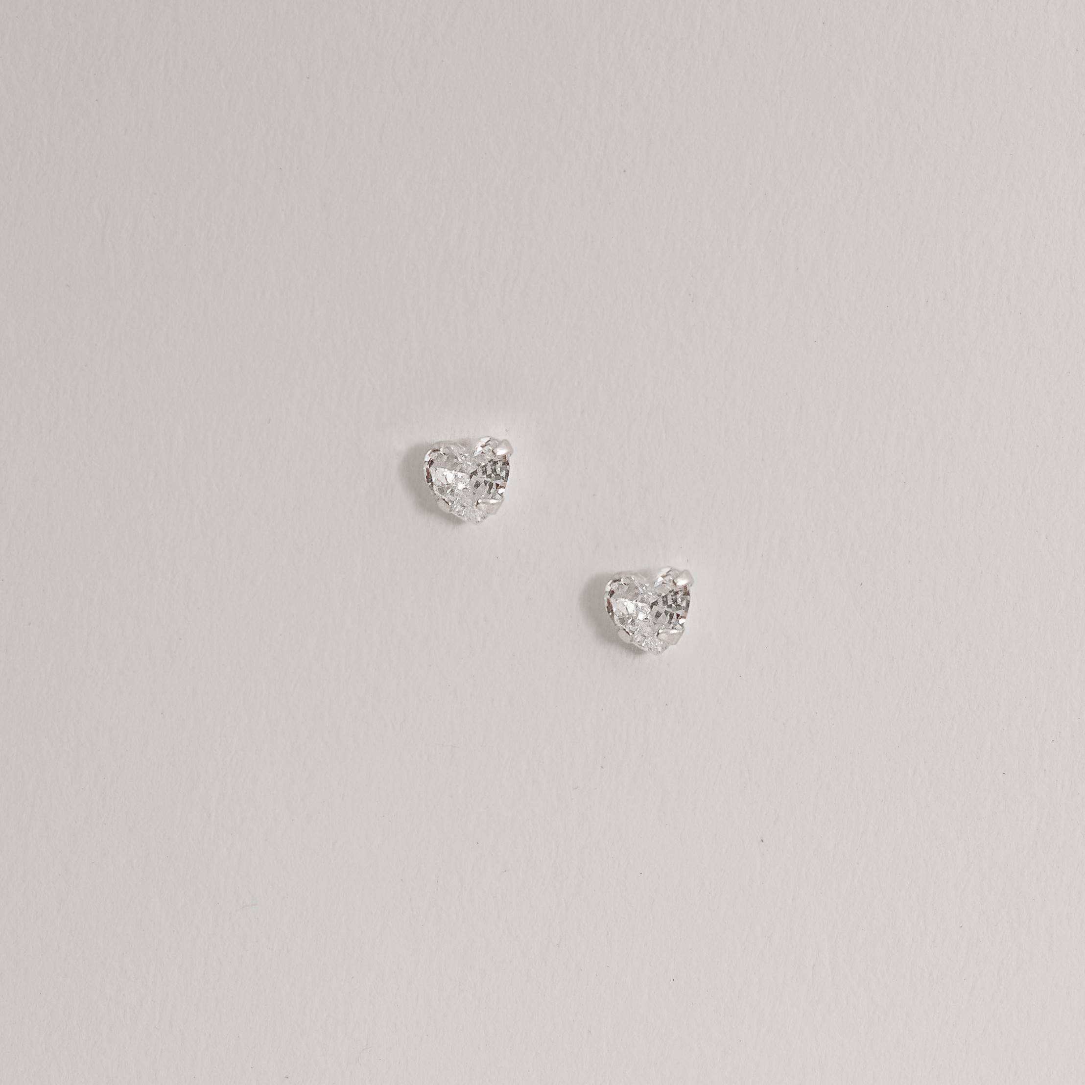 Brinco zircônia coração cristal 5mm