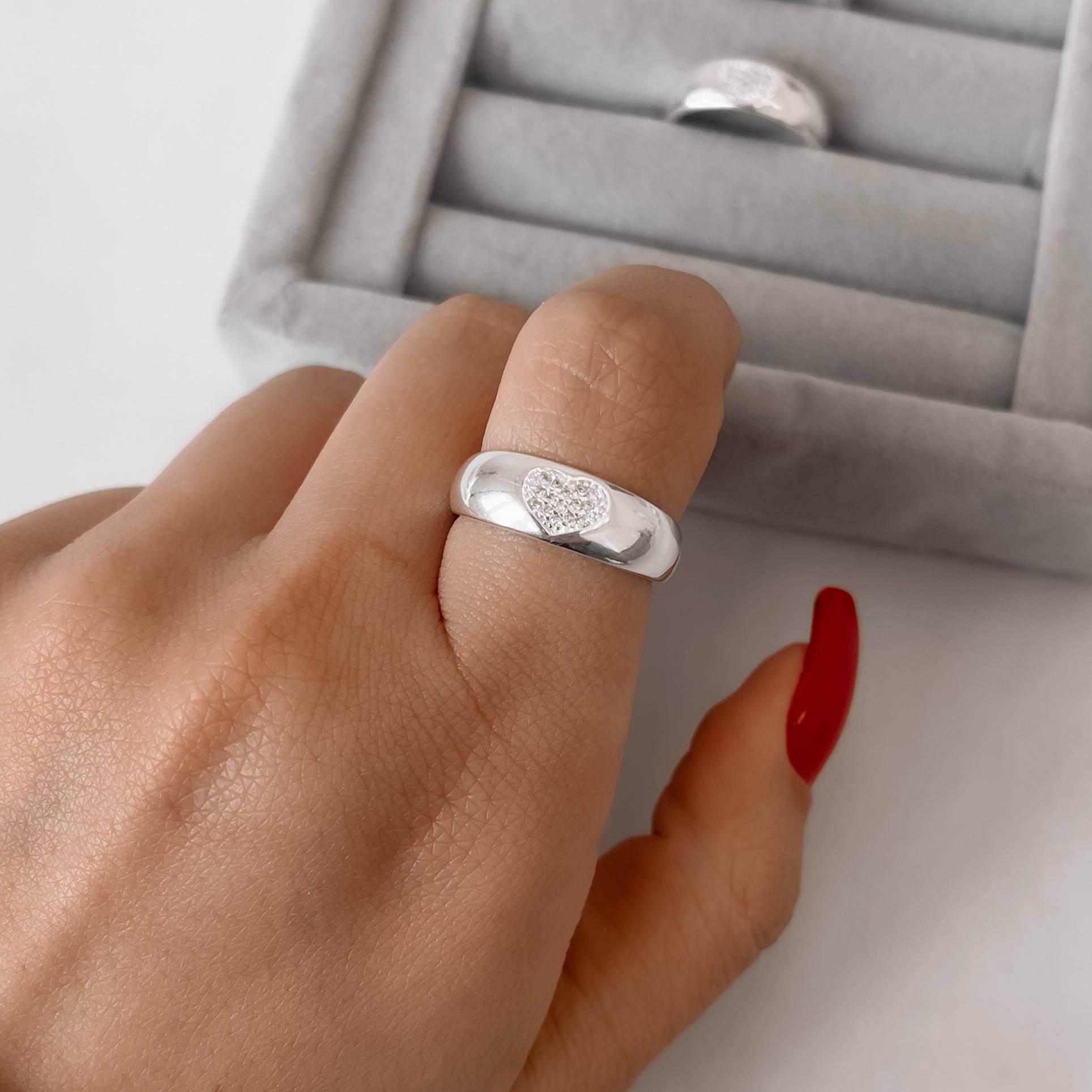 Anel largo coração cravejado