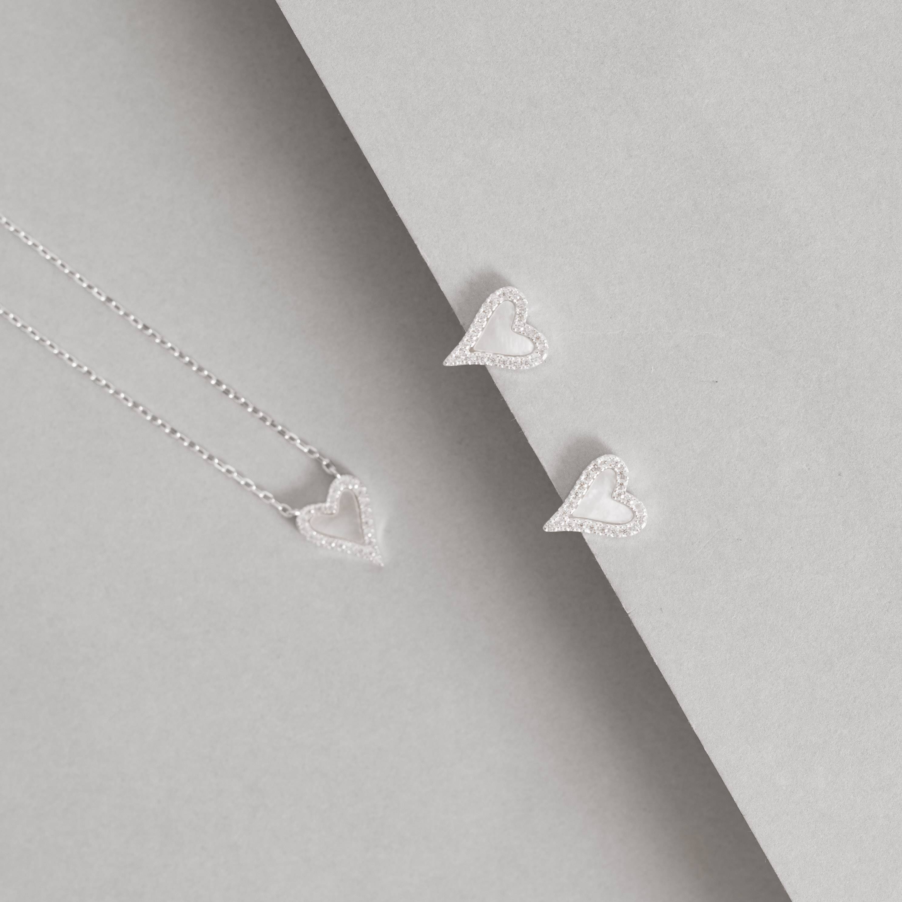 Conjunto brinco e colar coração madrepérola com cravejado 11mm corrente cadeado 45+5cm