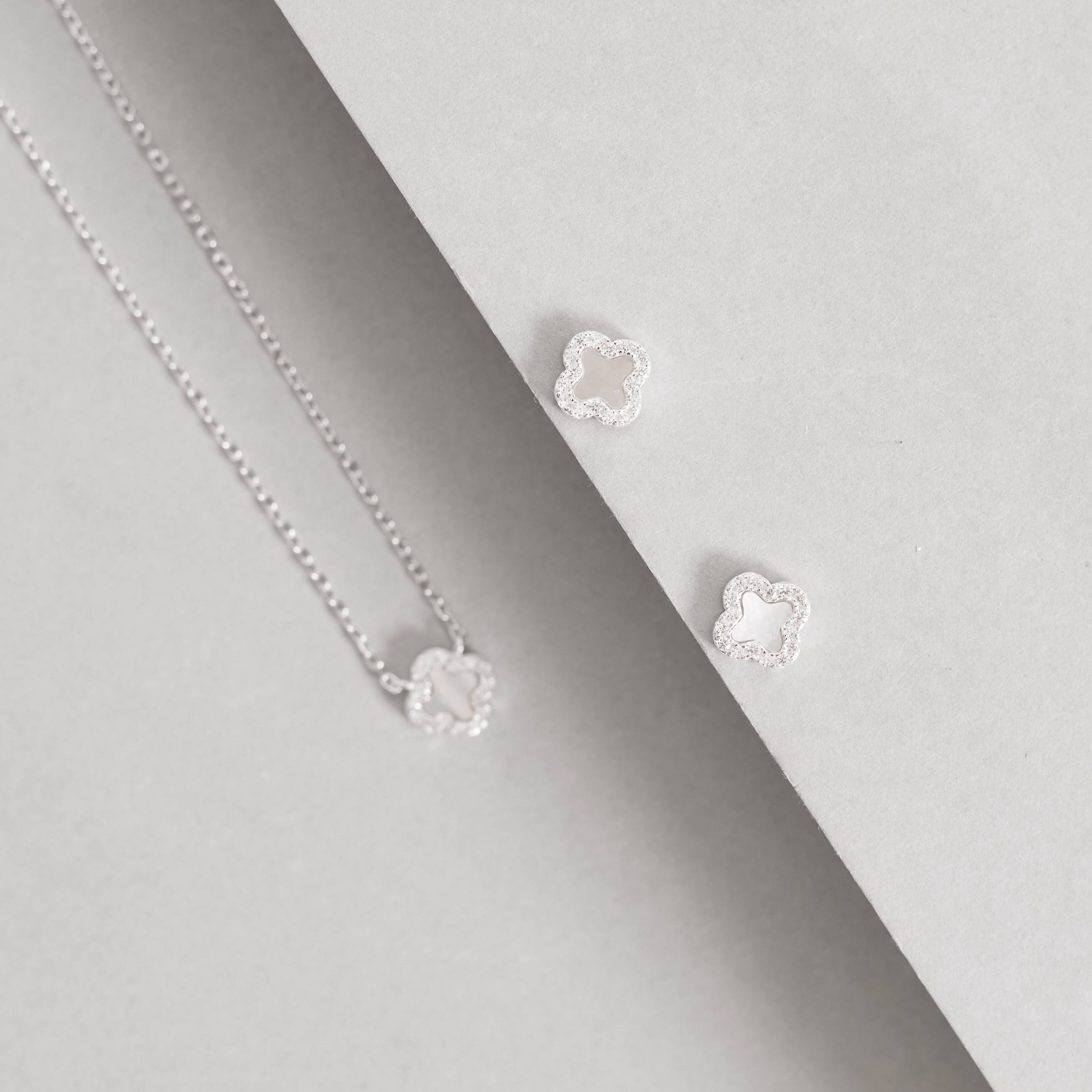 Conjunto brinco e colar trevo madrepérola com cravejado 7mm 40cm com extensor