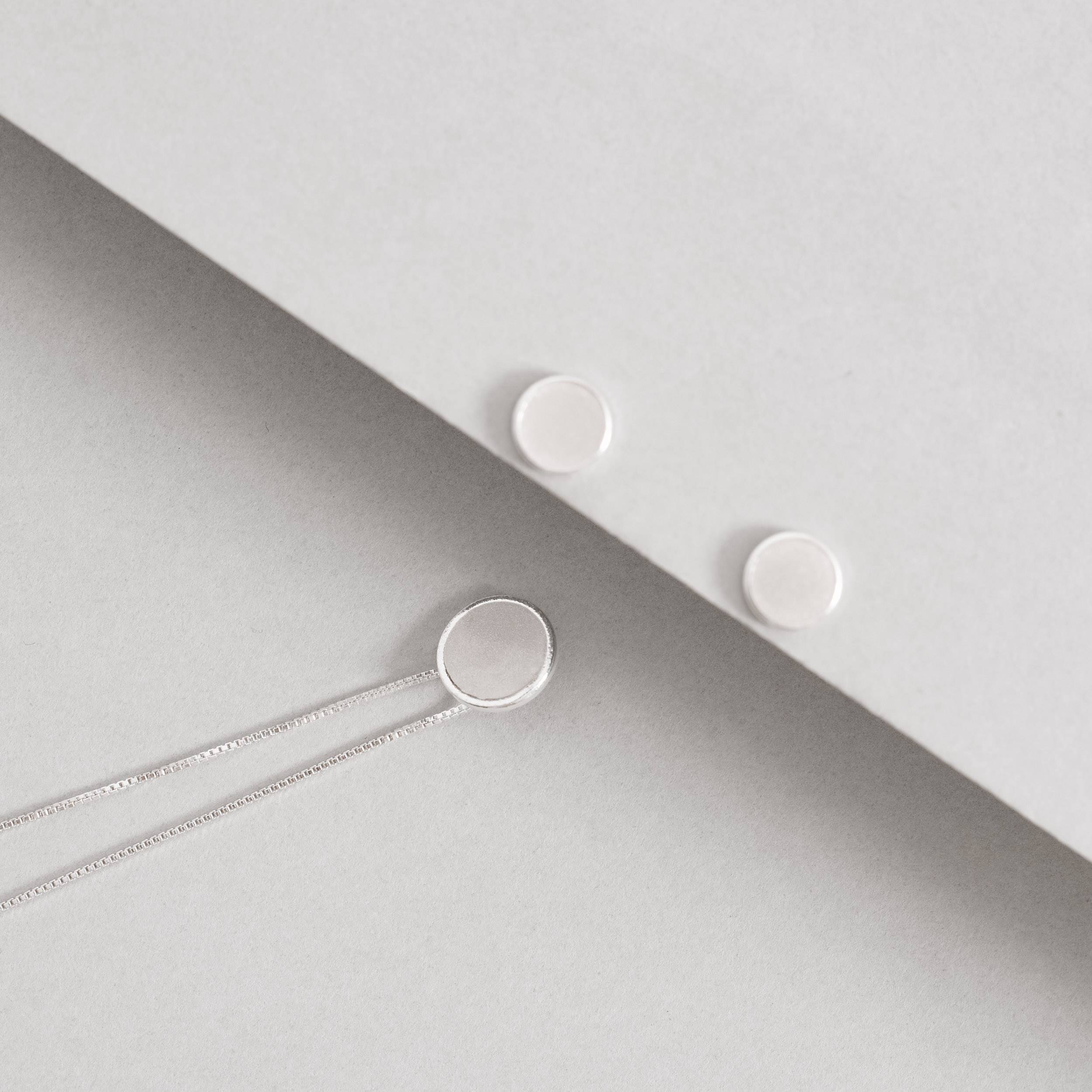 Conjunto brinco e colar círculo perolado resina 10mm 45cm