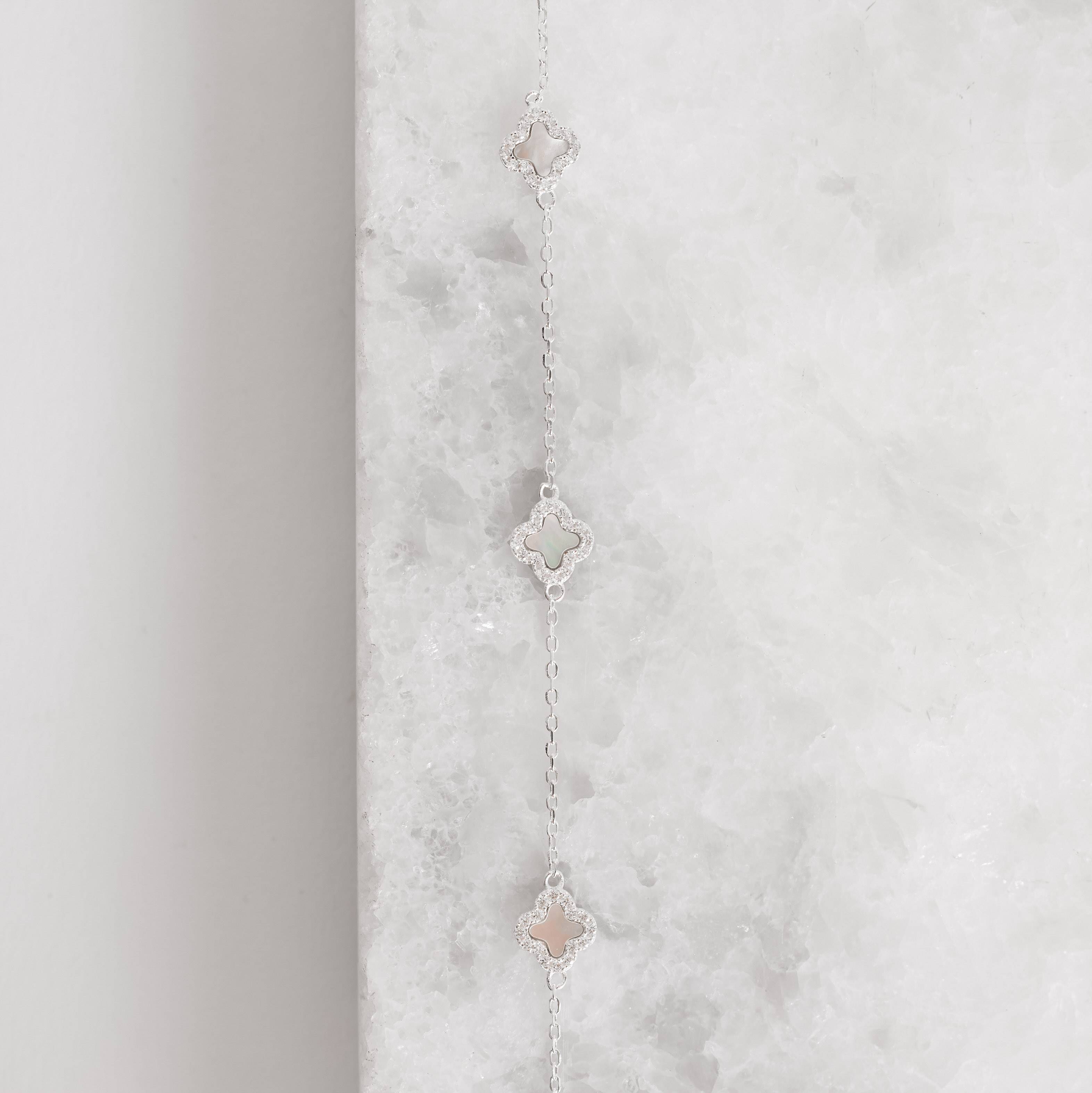 Imagem Pulseira entremeios trevos madrepérola borda cravejada 7mm