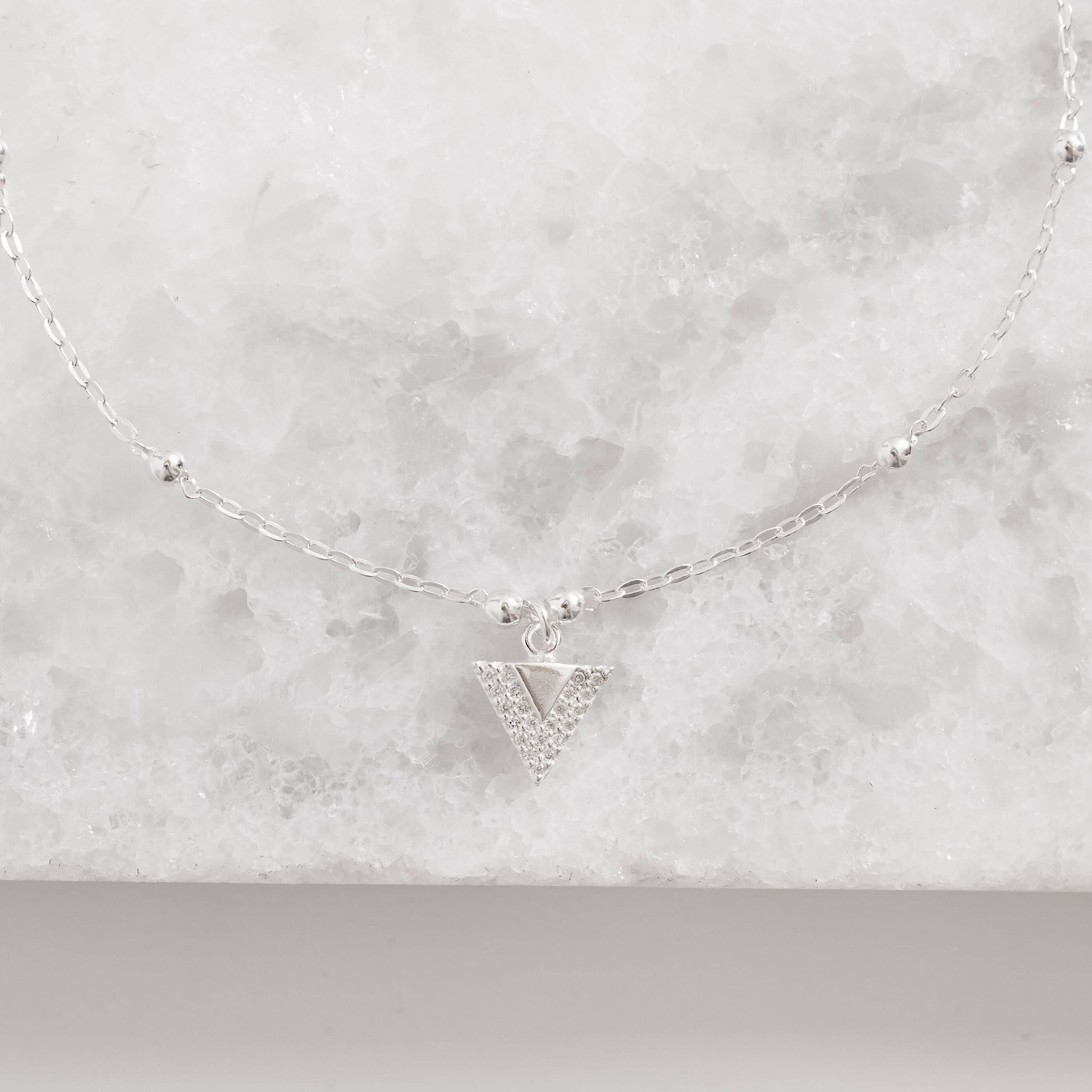 Imagem Secundária Pulseira entremeio bolas com pingente triângulo invertido cravejado 11mm