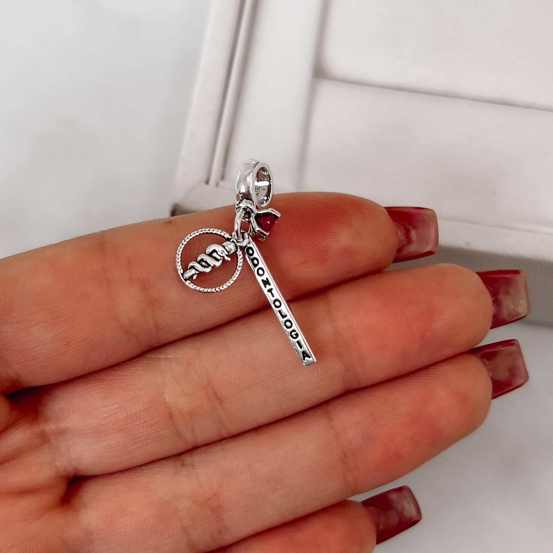Berloque pingente placa Odontologia com símbolo e zircônia cereja envelhecido