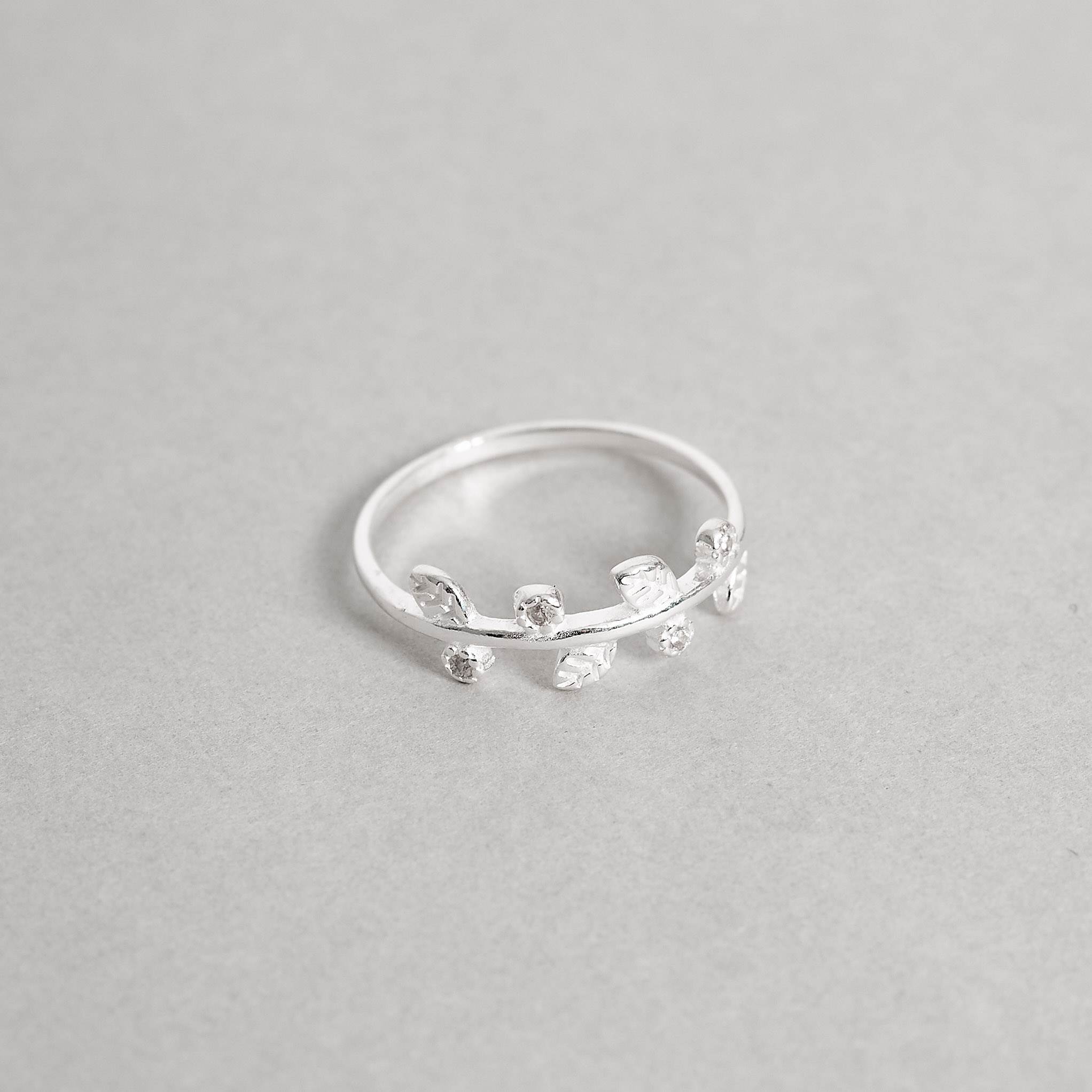 Imagem Secundária Anel folhas e zircônias