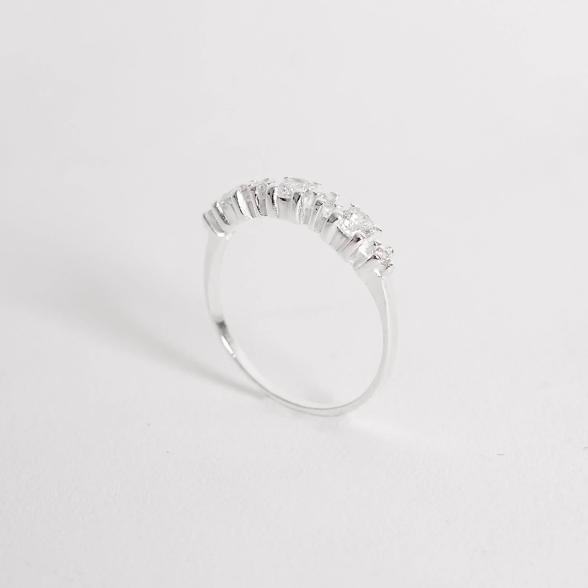 Imagem Secundária Anel meia aliança zircônias redonda