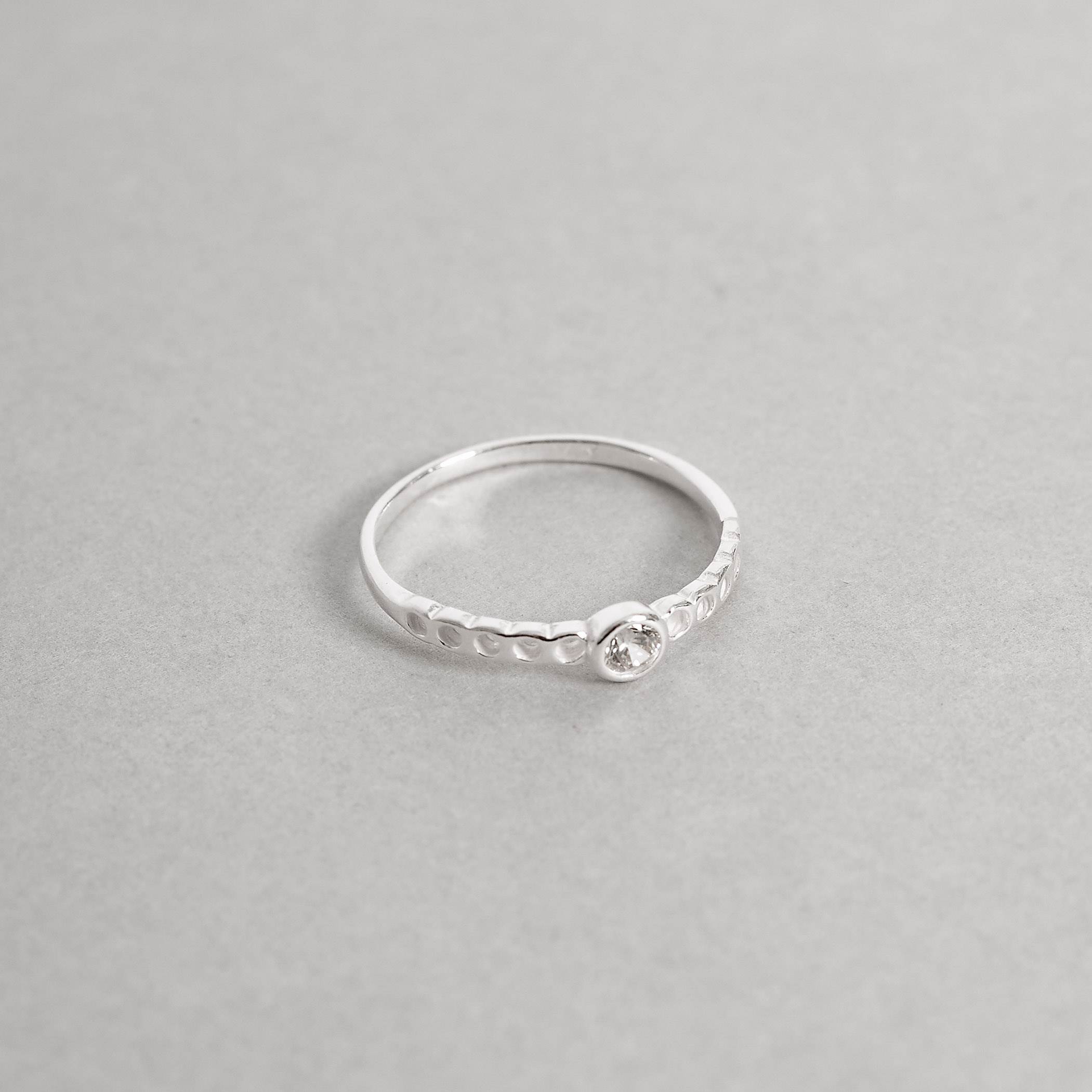 Imagem Secundária Anel solitário detalhe circulos vazados