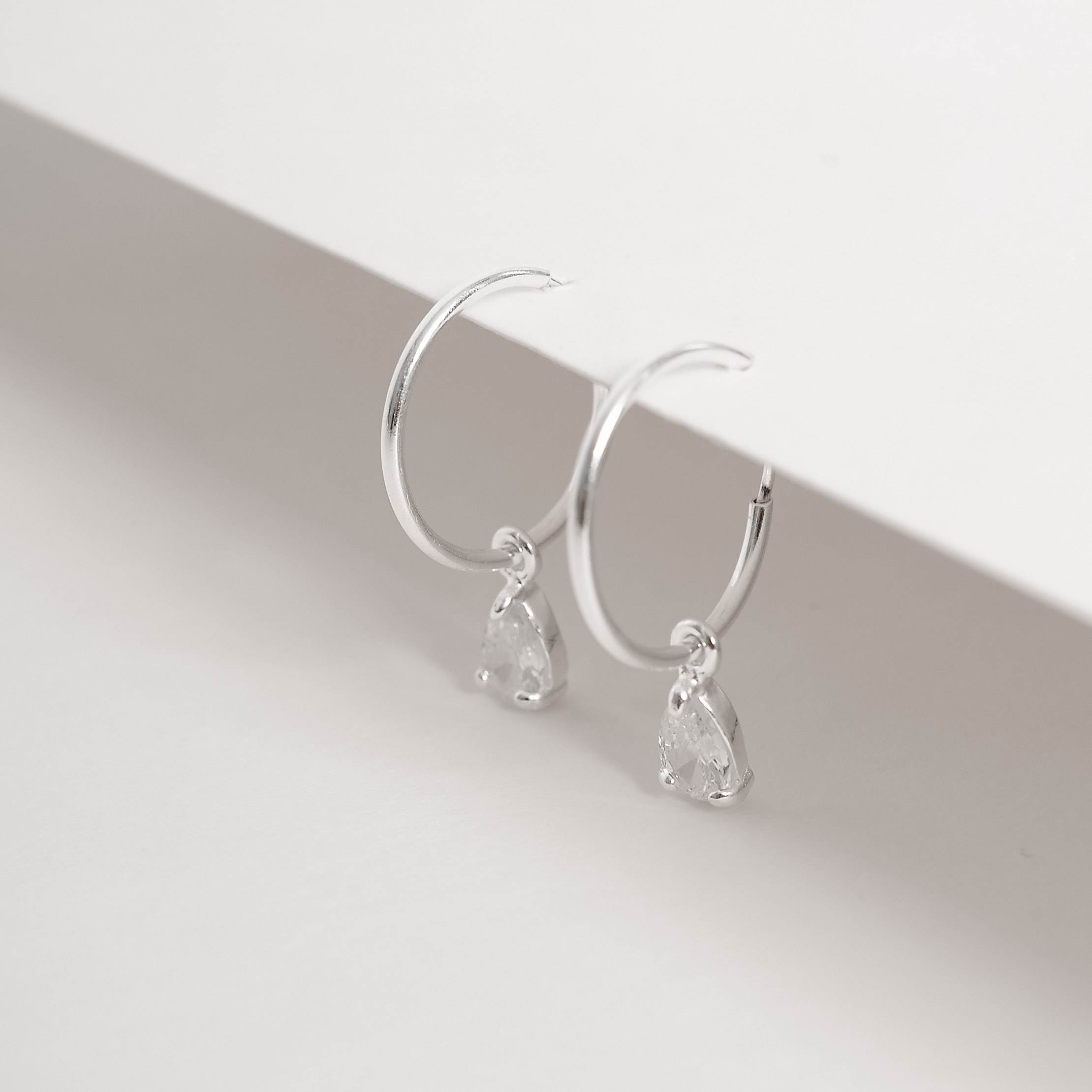 Argola 15mm pingente zircônia gota cristal