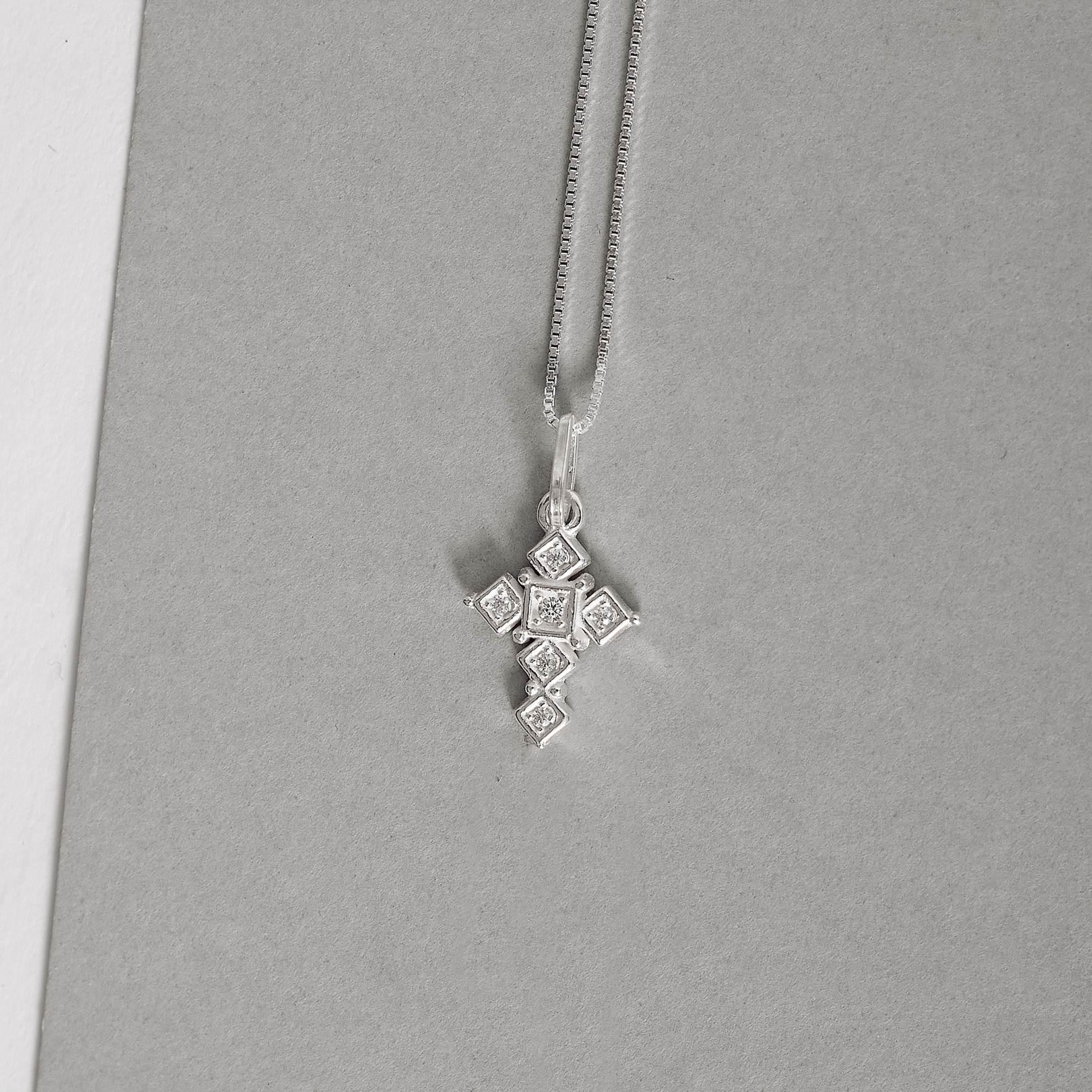 Imagem Colar pingente cruz losangos cravejados 15mm 45cm