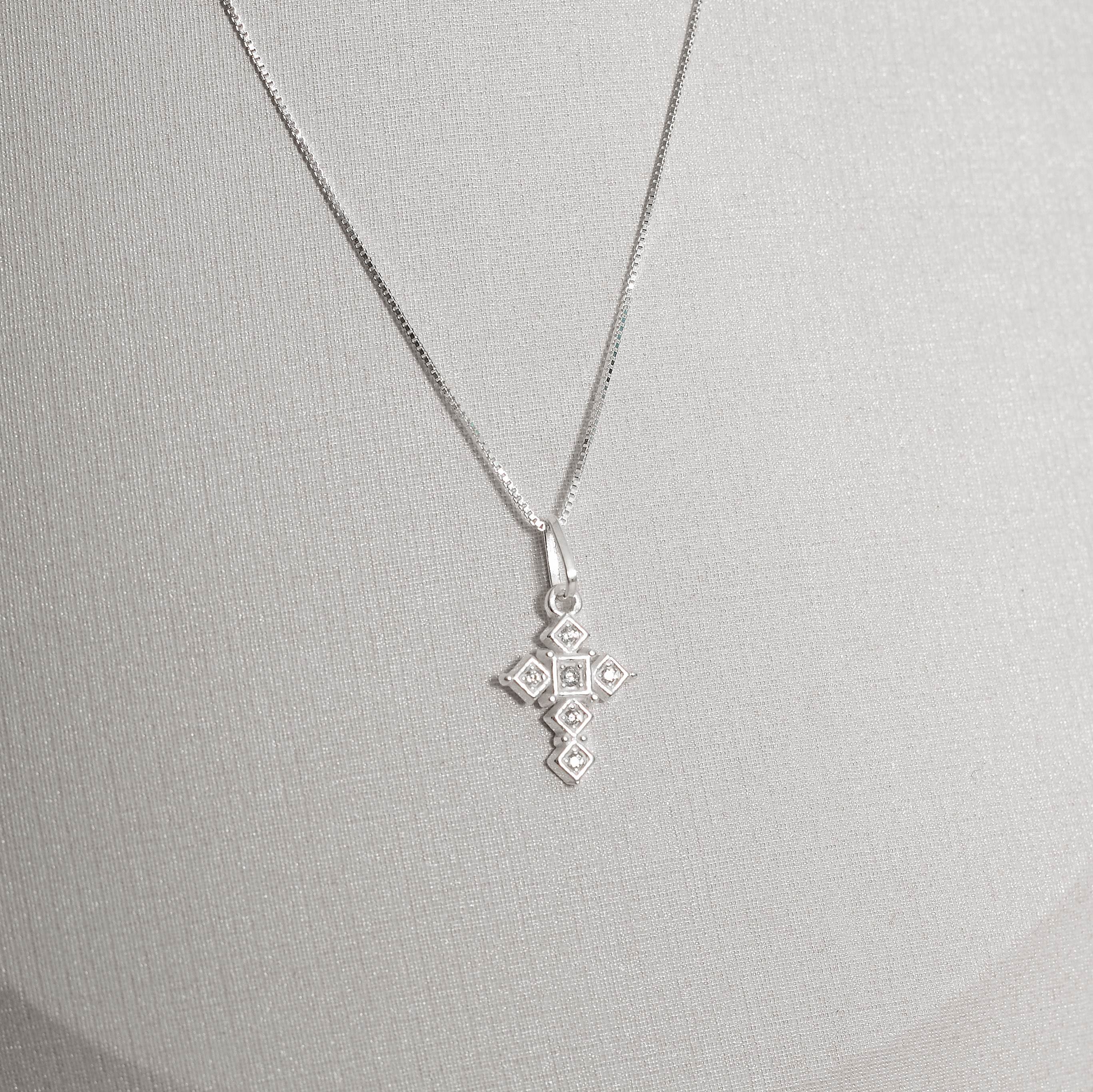 Imagem Secundária Colar pingente cruz losangos cravejados 15mm 45cm