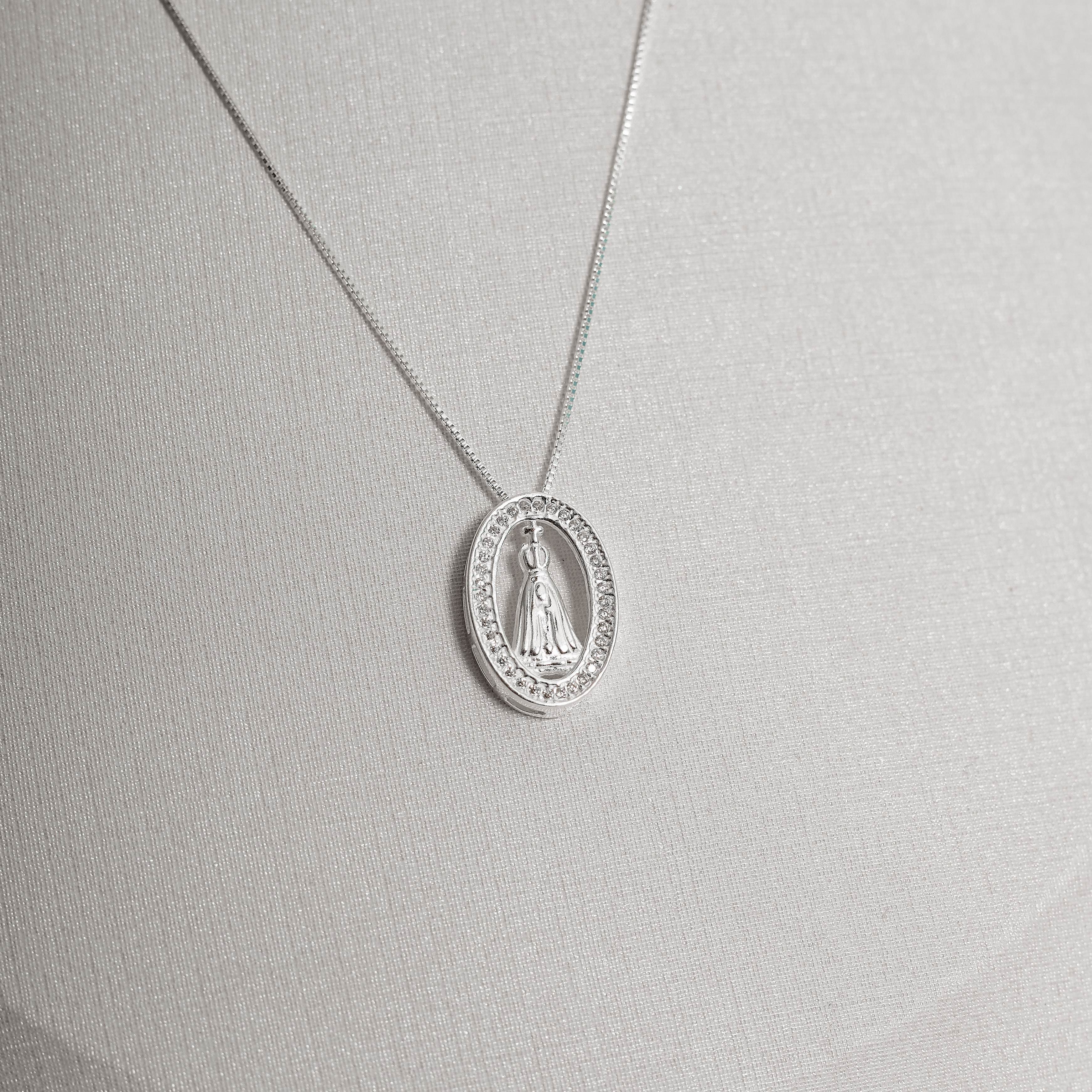 Imagem Secundária Colar medalha oval Nsa. Sra. Aparecida cravejada 18mm 45cm