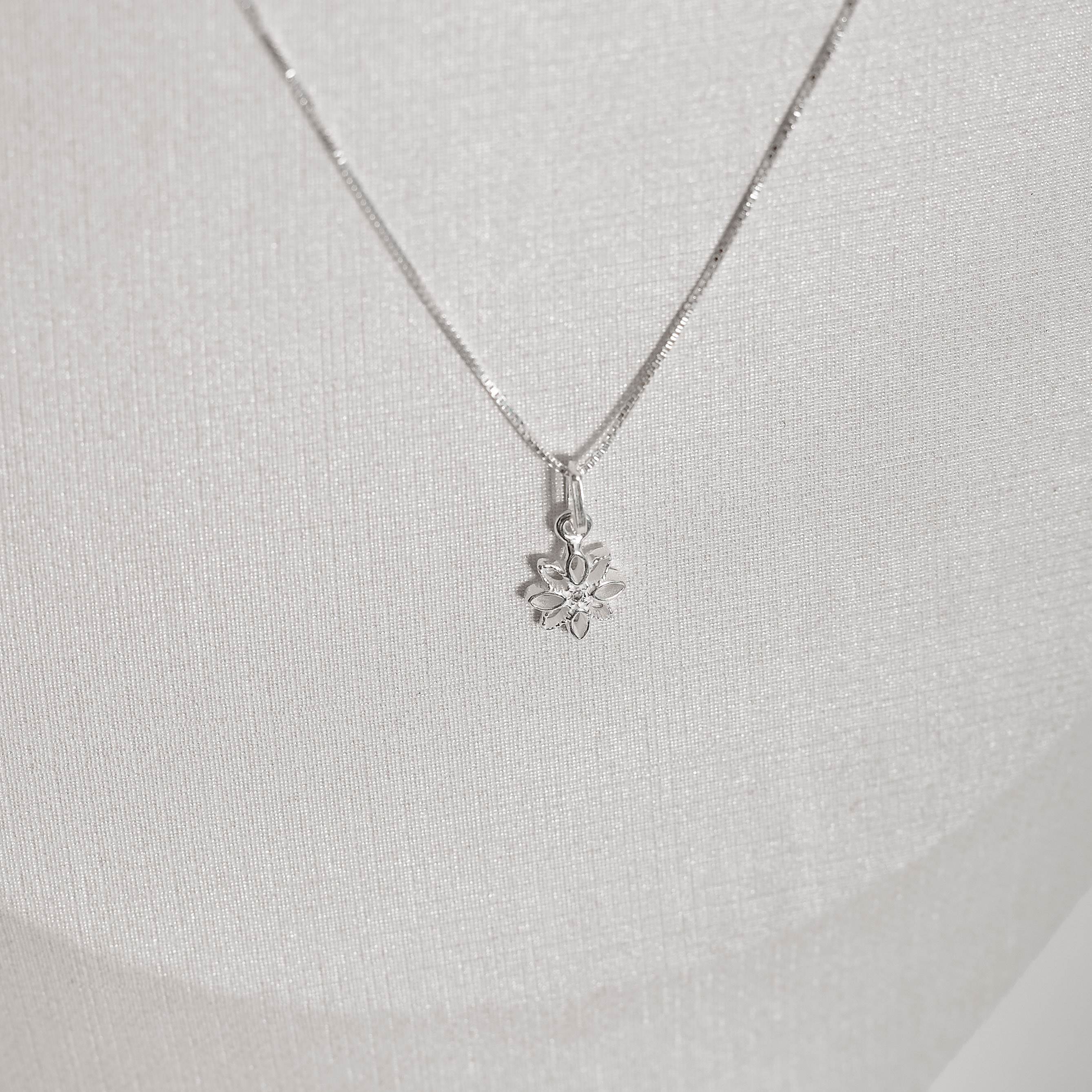 Imagem Colar pingente flor vazada 8mm 45cm