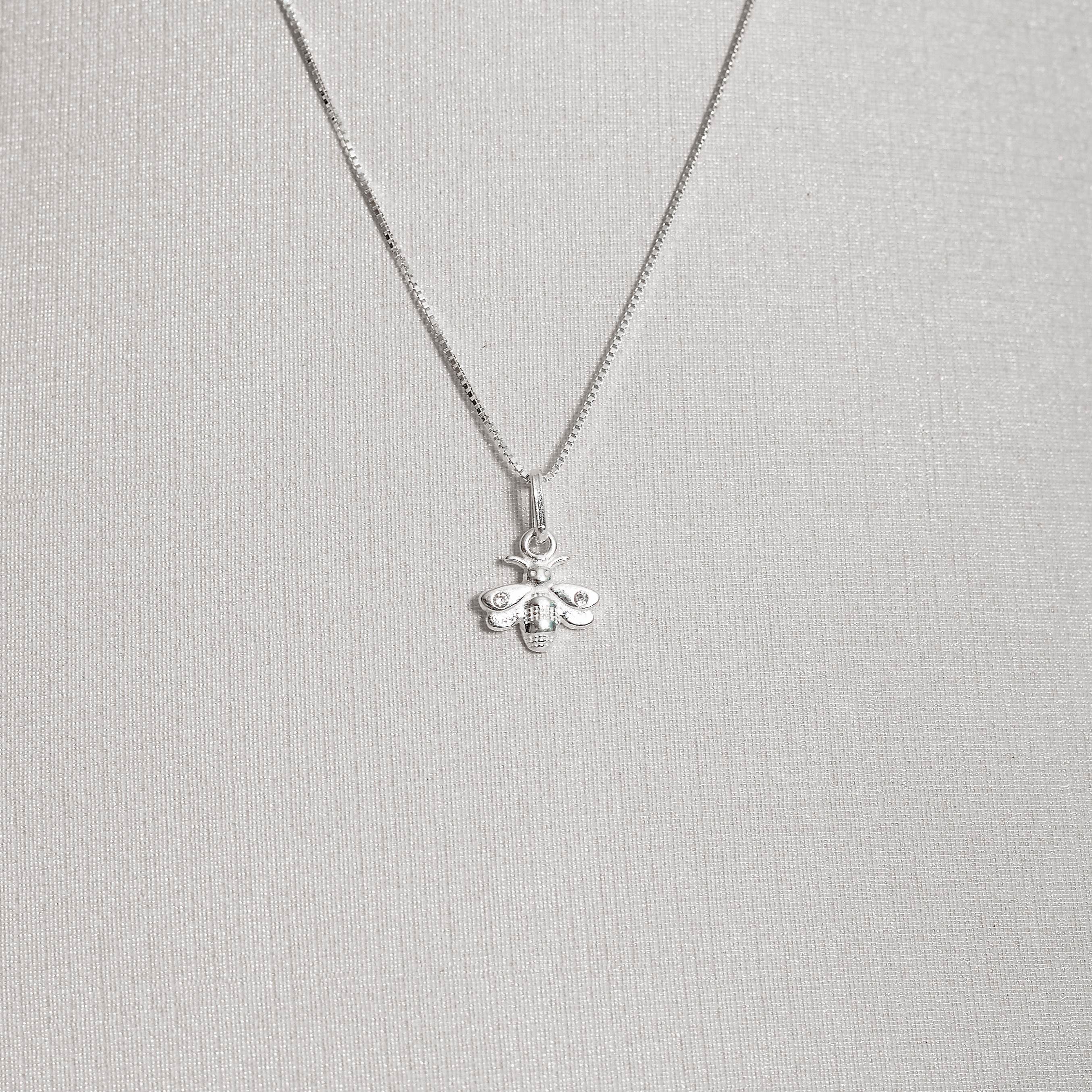 Imagem Colar pingente abelha detalhe zircônias 10mm 40cm