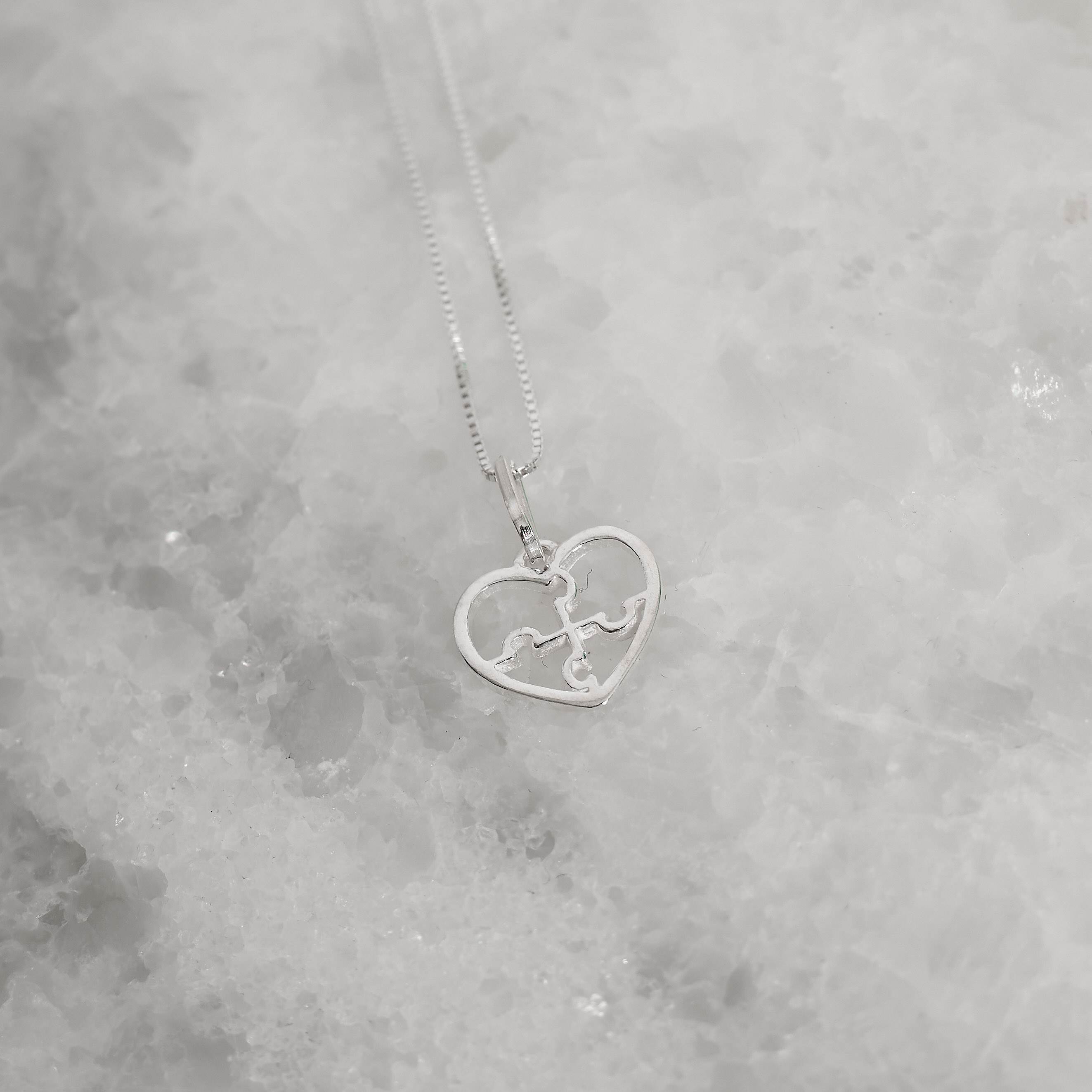 Imagem Secundária Colar pingente coração símbolo autismo 13mm 45cm