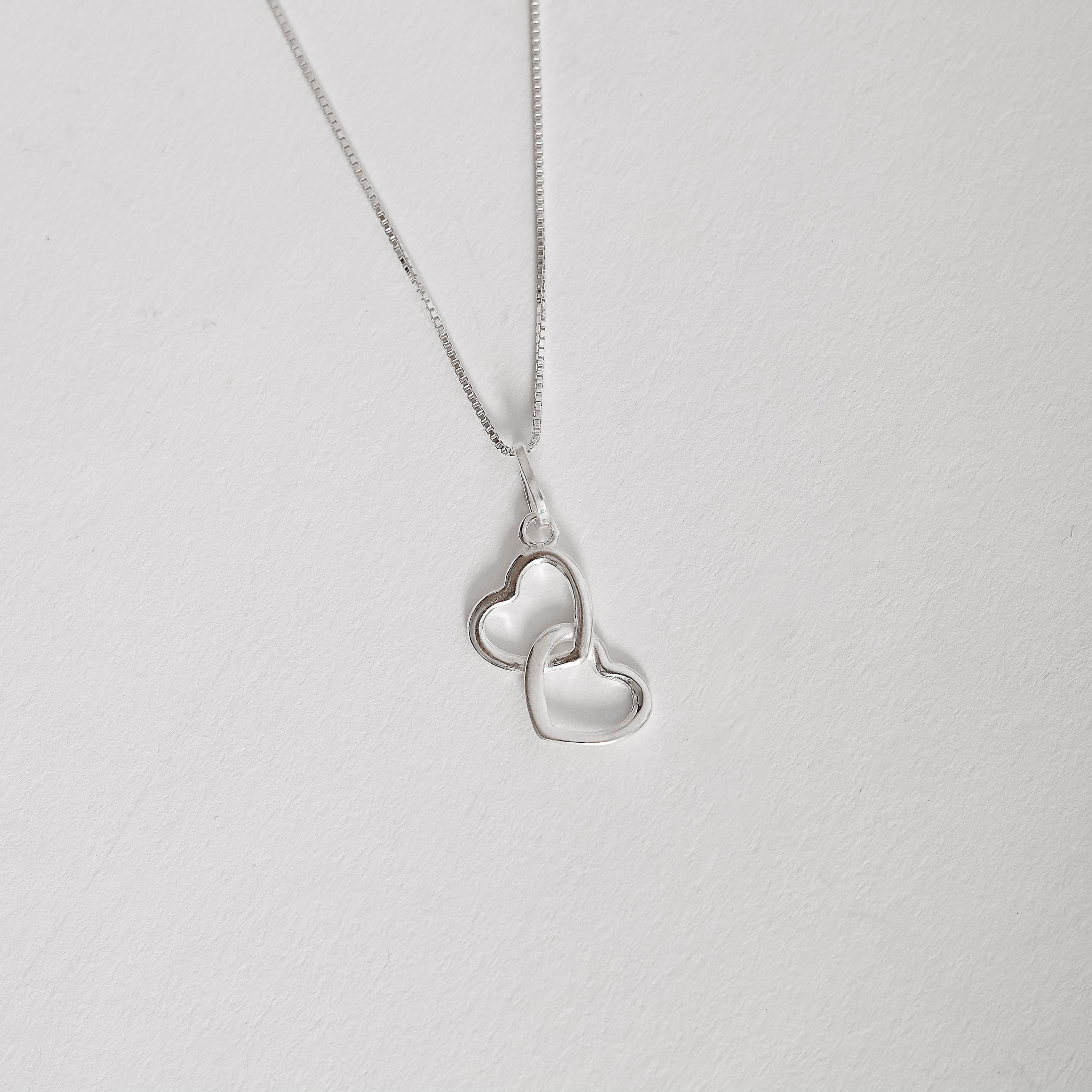 Imagem Colar pingente dois corações vazados 15mm 45cm