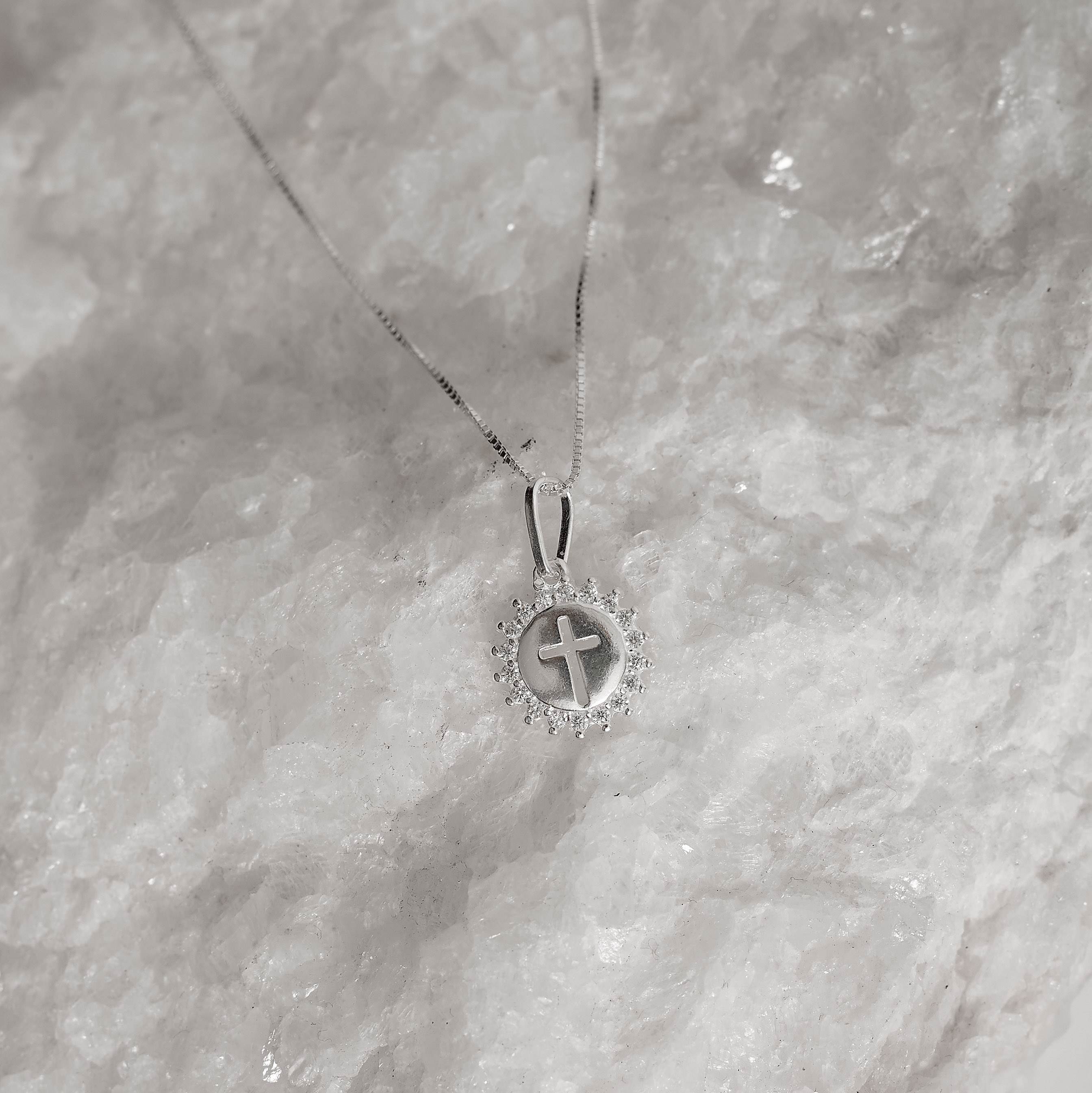 Imagem Secundária Colar pingente medalha cruz cravejada 12mm 45cm