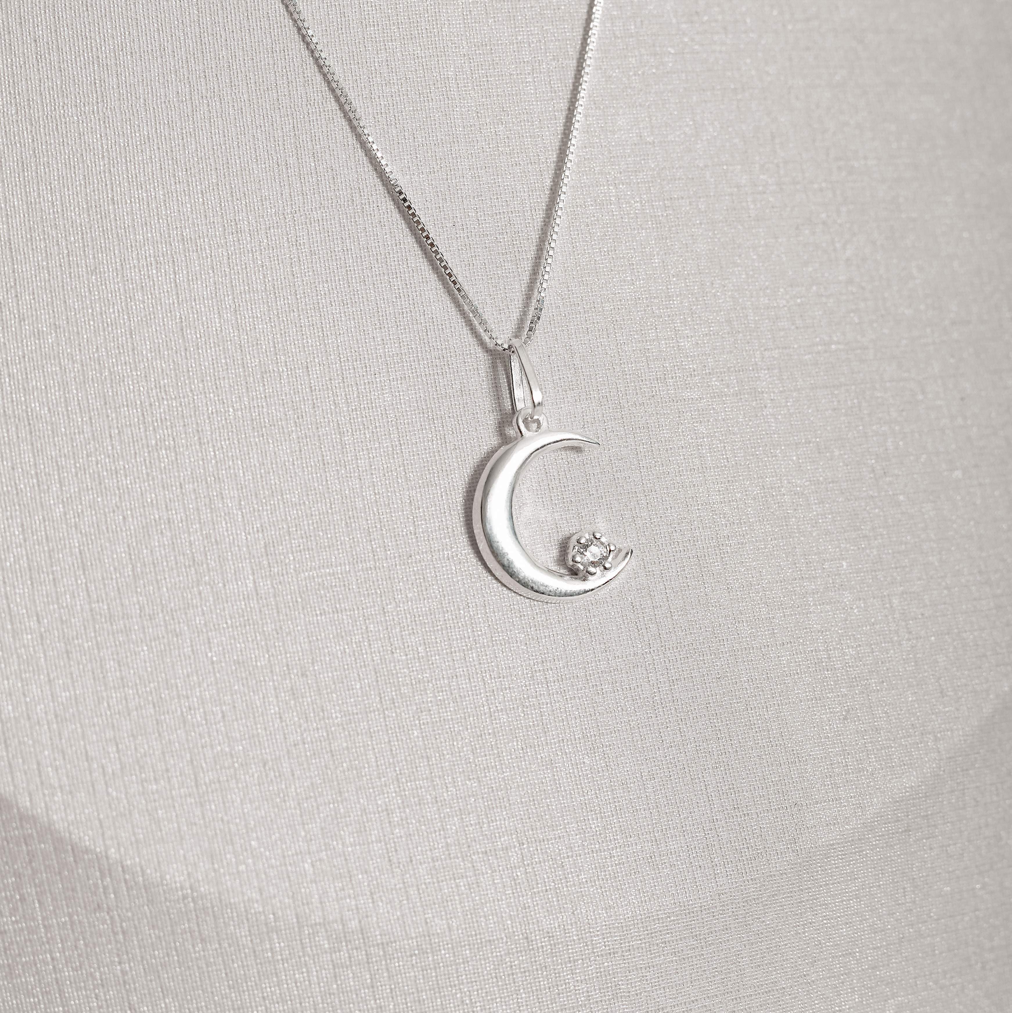 Imagem Colar pingente lua com detalhe zircônia 14mm 45cm