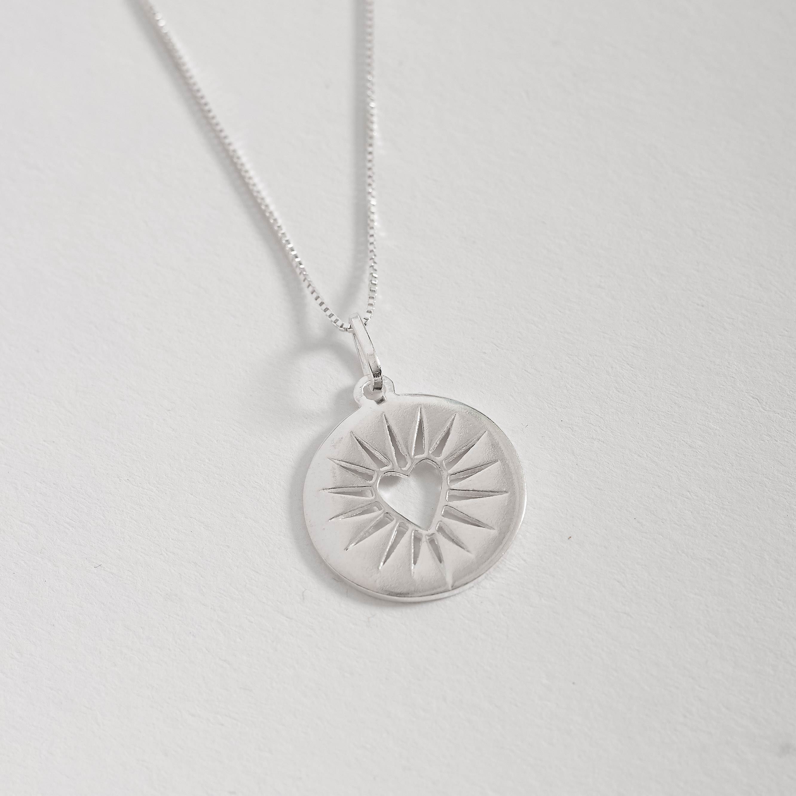 Imagem Colar pingente medalha coração com detalhes 18mm 45cm