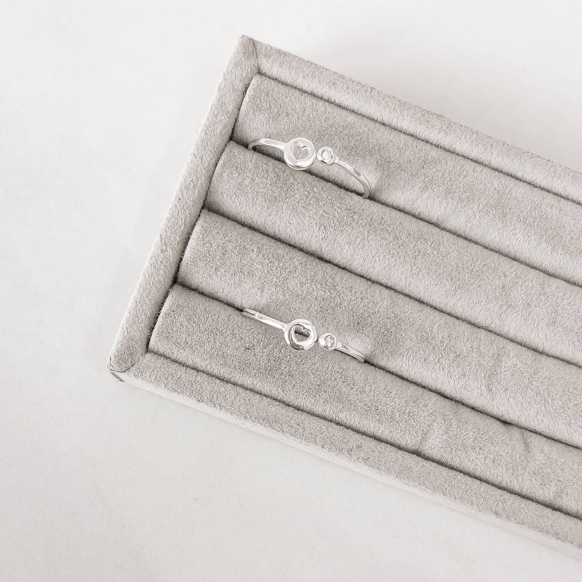 Imagem Secundária Anel medalha coração e mini zircônia regulável G