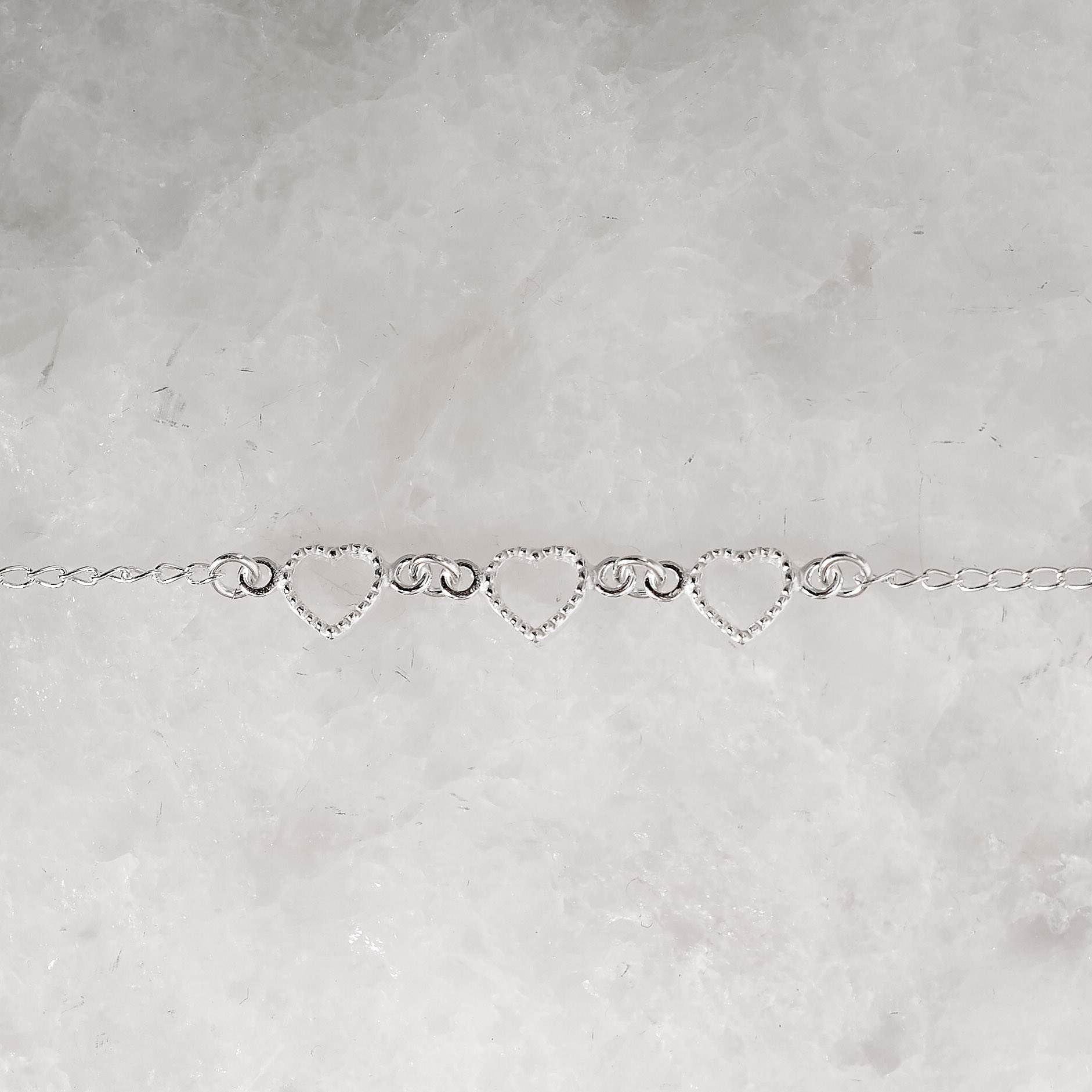 Imagem Secundária Pulseira entremeios corações vazados desenhados 7mm 18+3cm