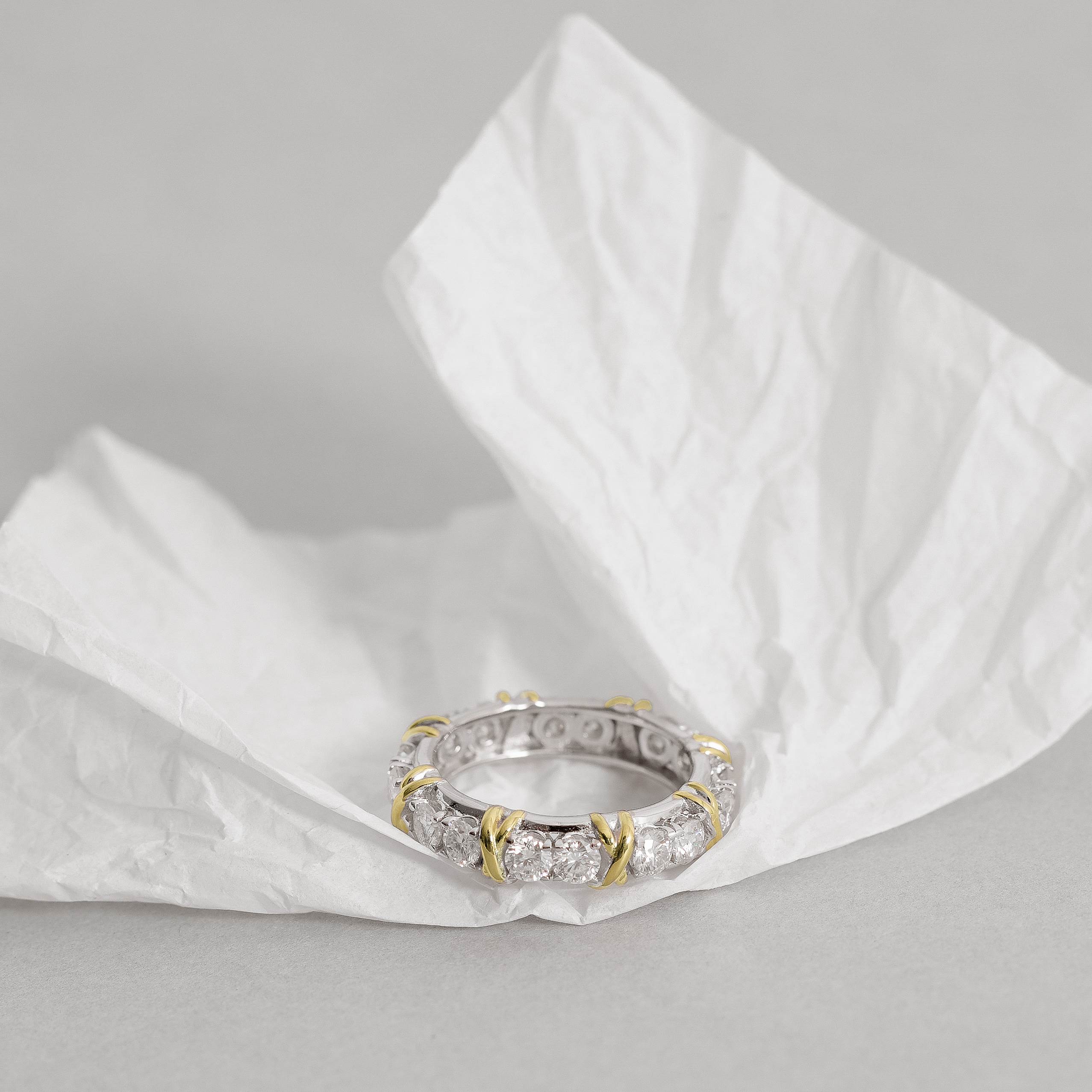 Anel aliança cravejada com moissanites 3mm detalhe ródio