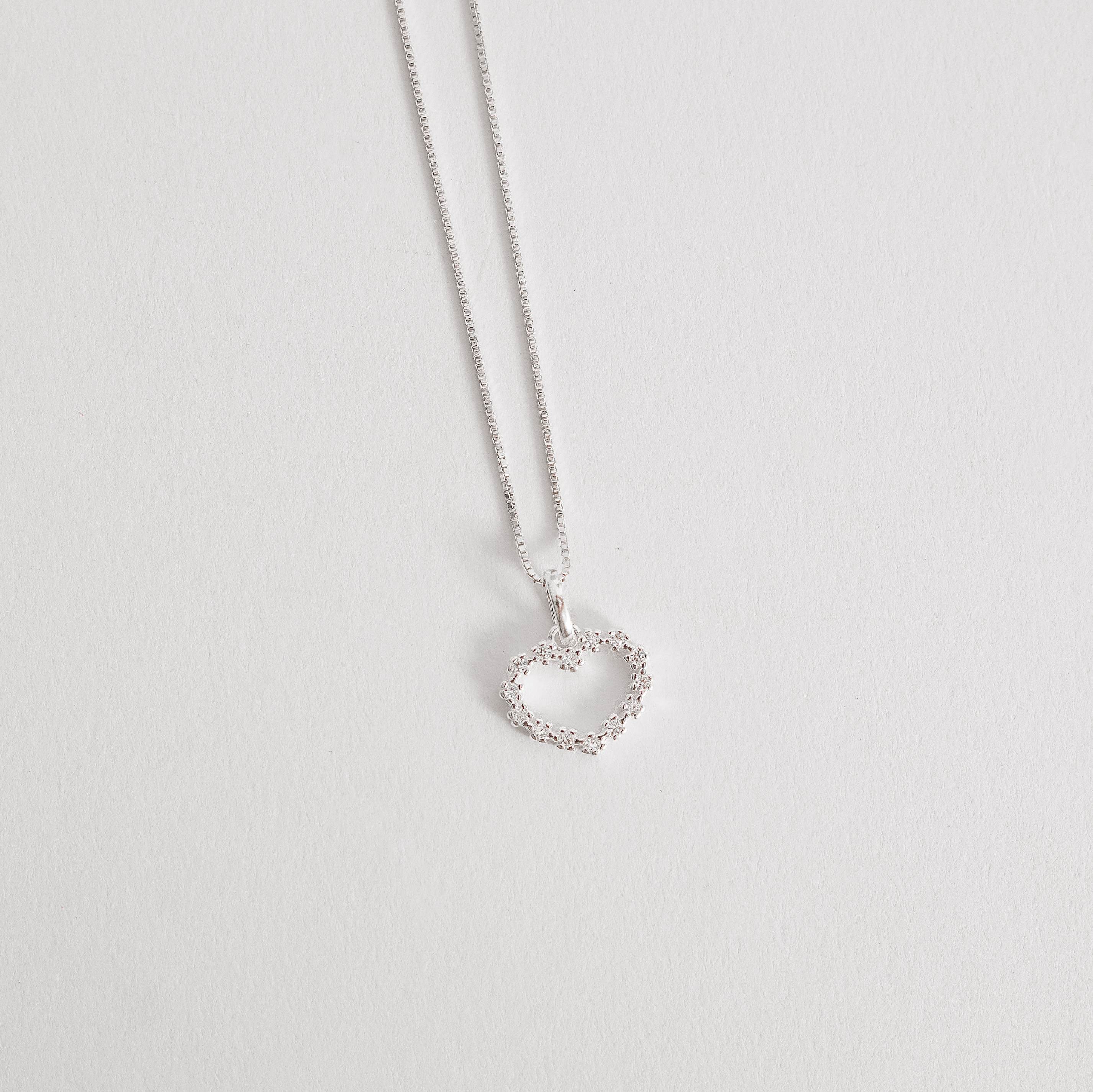 Imagem Colar pingente coração vazado cravejado 12mm 45cm